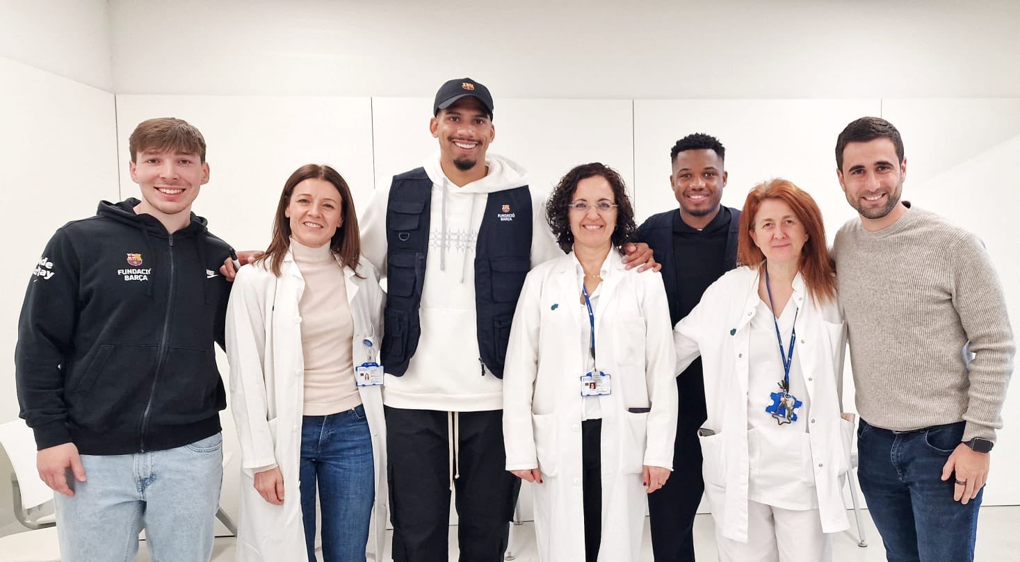 Ansu Fati i Ronald Araújo visiten els infants del Taulí