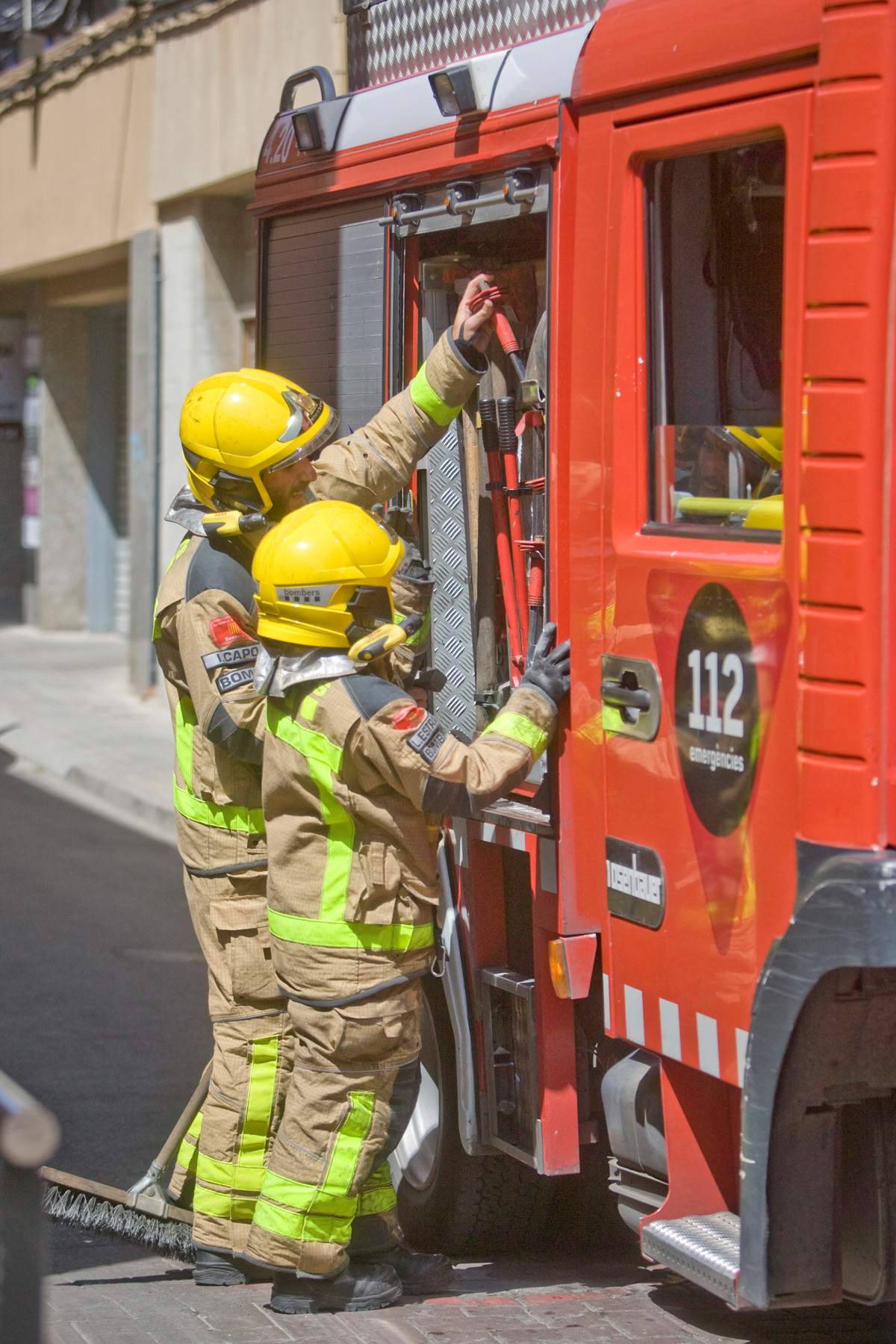 Acció d'urgència per retirar uns vidres perillosos a Terrassa