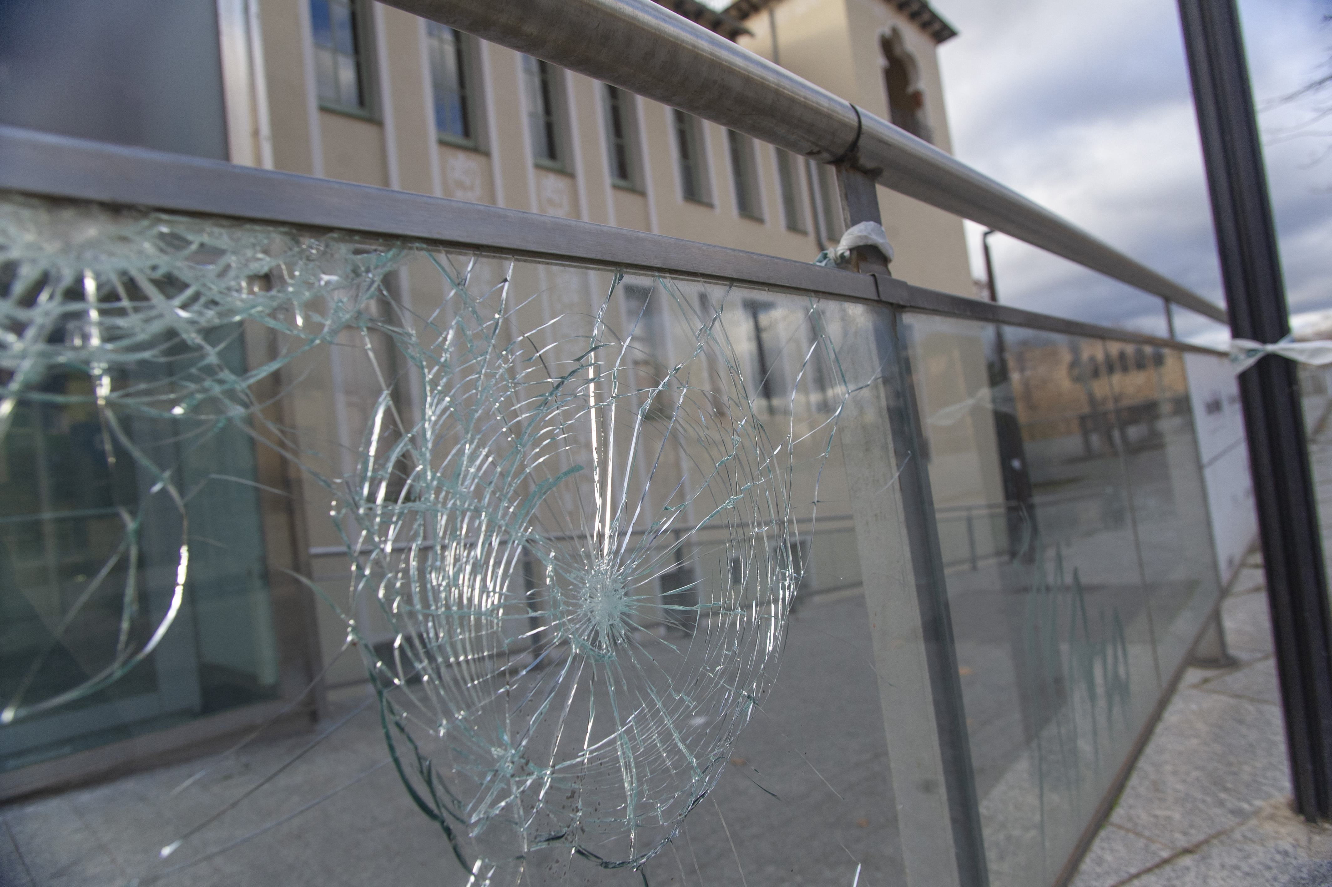 El vandalisme obliga a canviar baranes al parc de Vallparadís de Terrassa