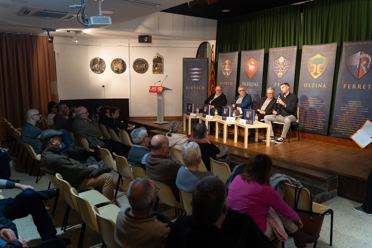 Un nou llibre ressegueix la història que hi ha al darrere dels escuts de Can Feu - 