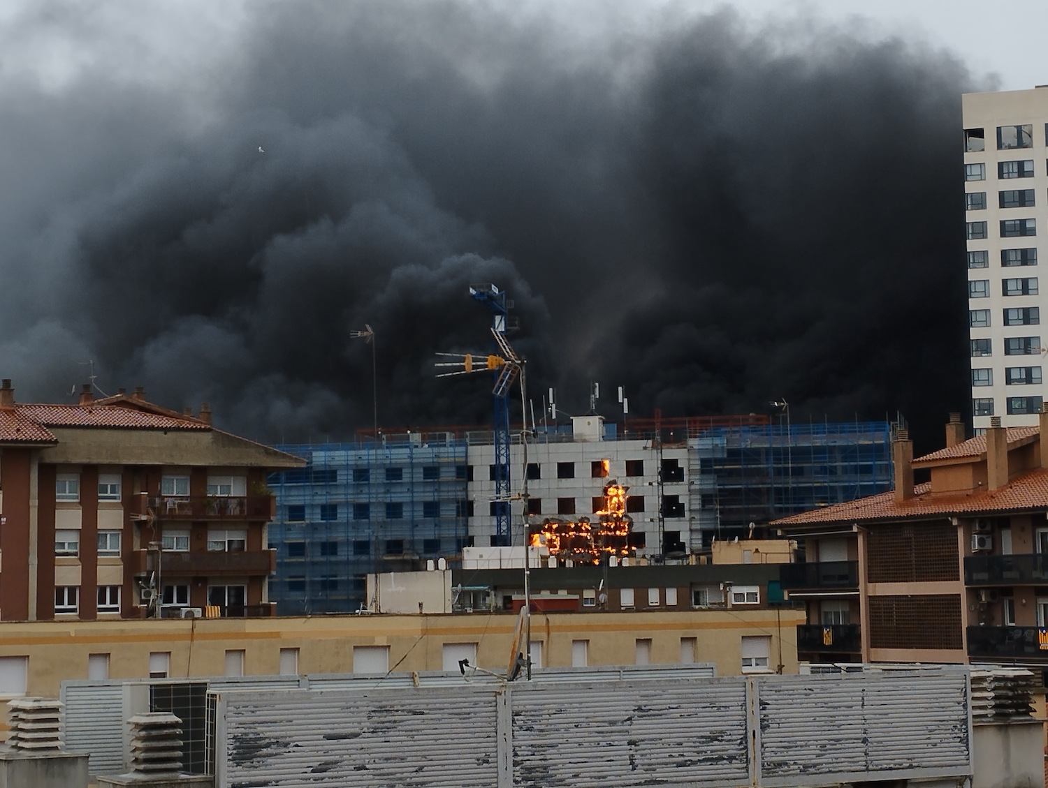 Un incendi crema l'edifici del Llac Center de Sabadell