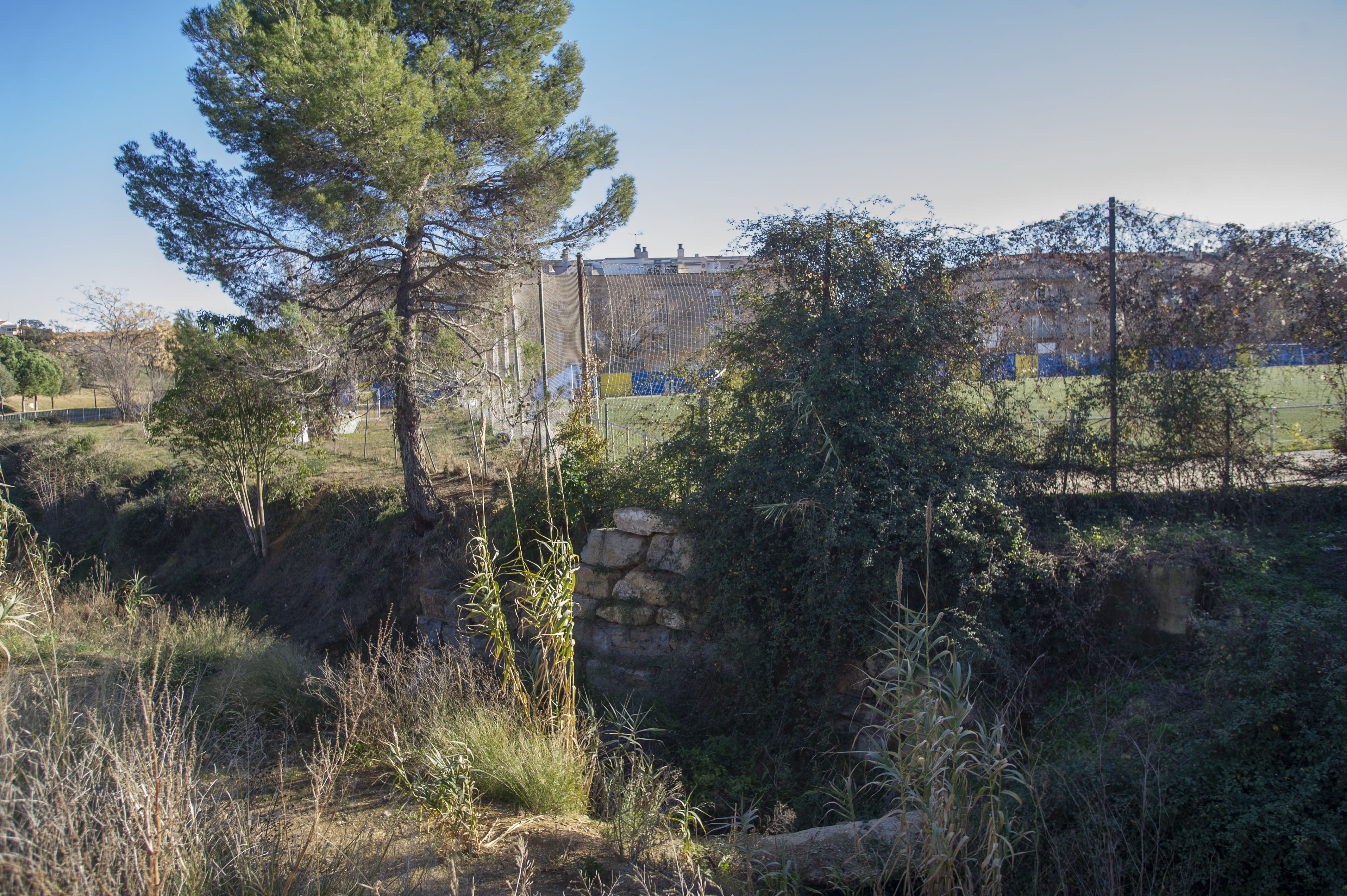 Un talús a sota del córner en un camp de futbol de Terrassa