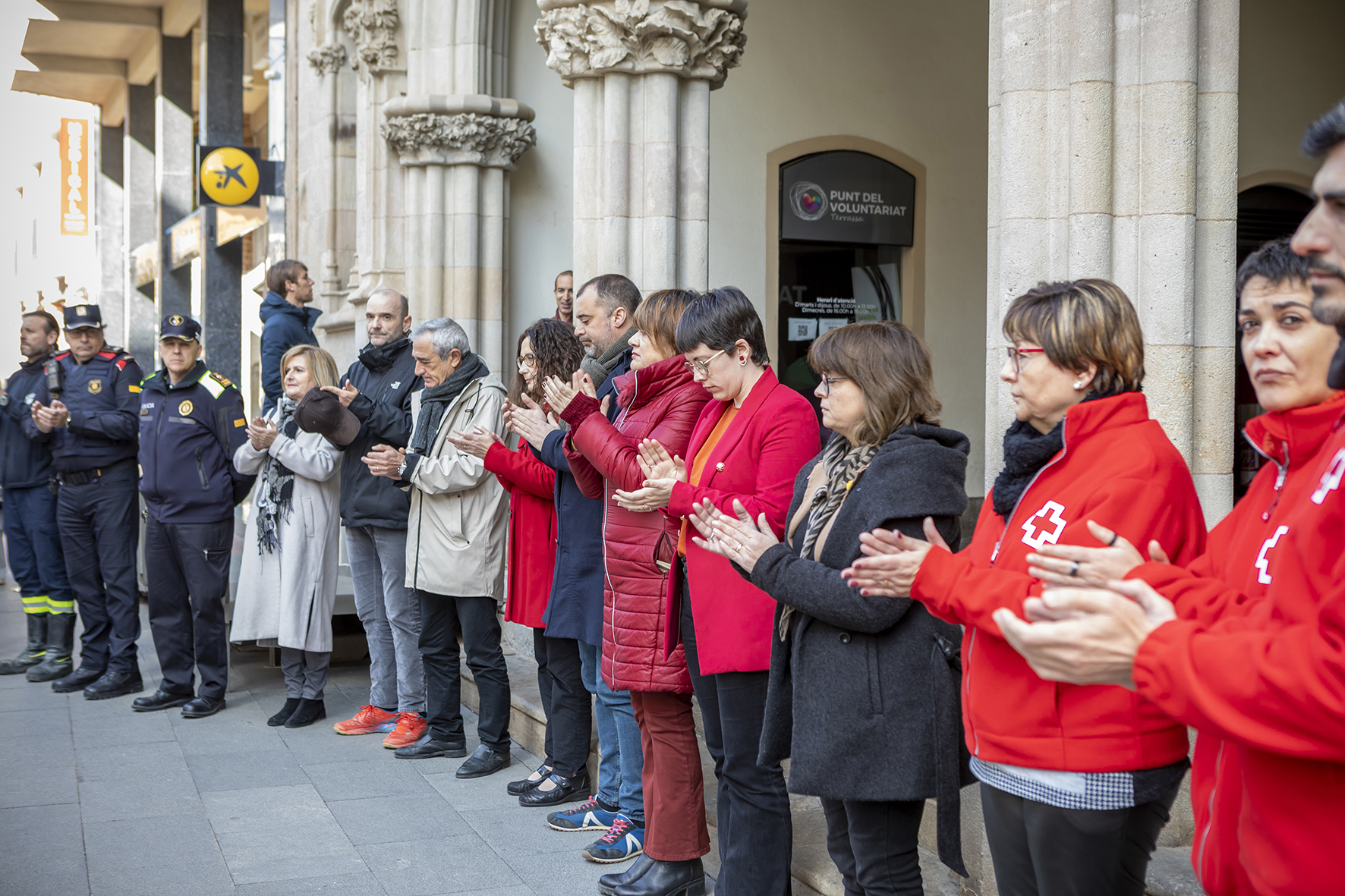 Minut de silenci a Terrassa per les víctimes del terratrèmol