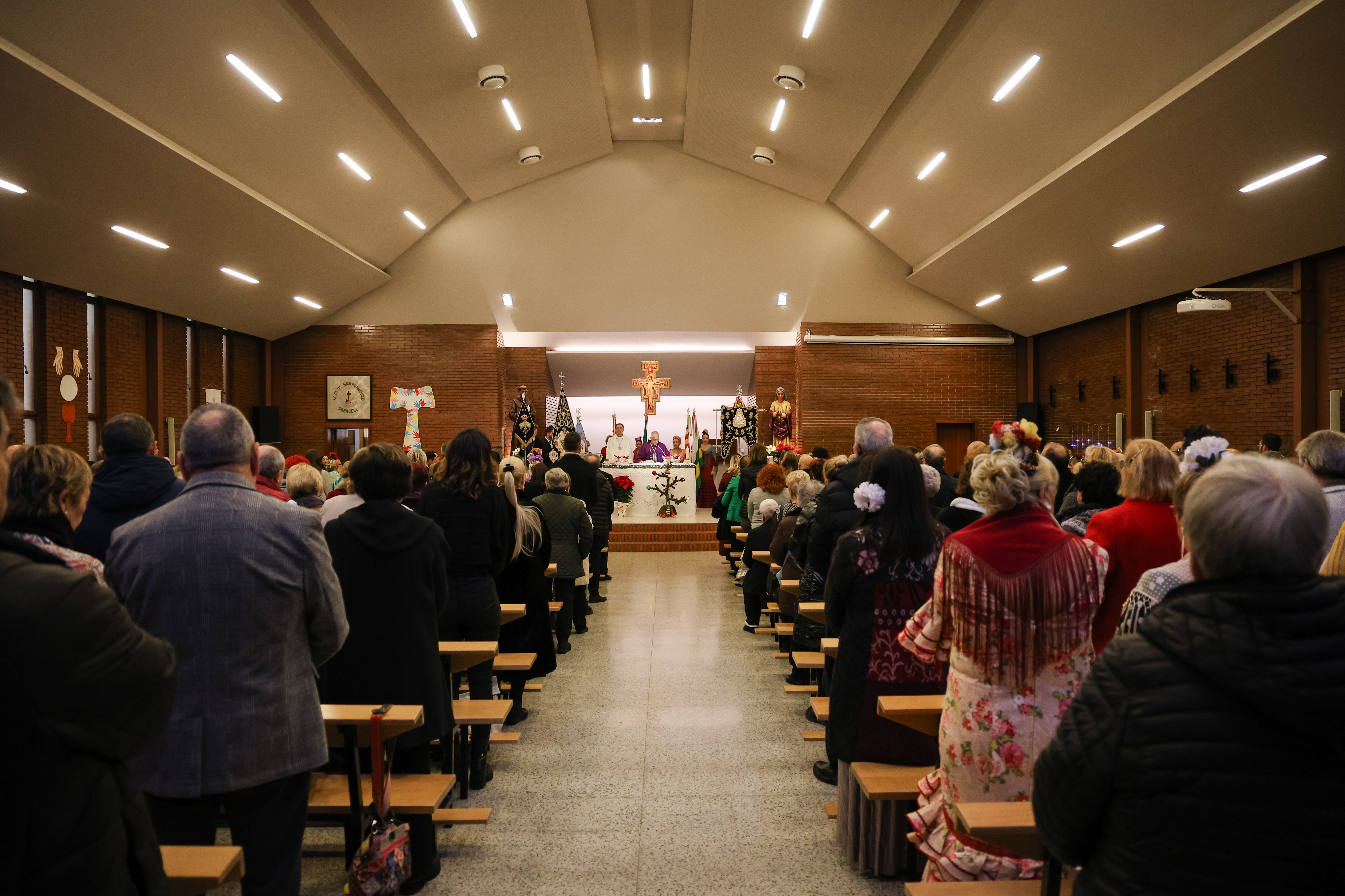 FOTOS | L'Hermandad del Rocío celebra la missa del canvi de vara