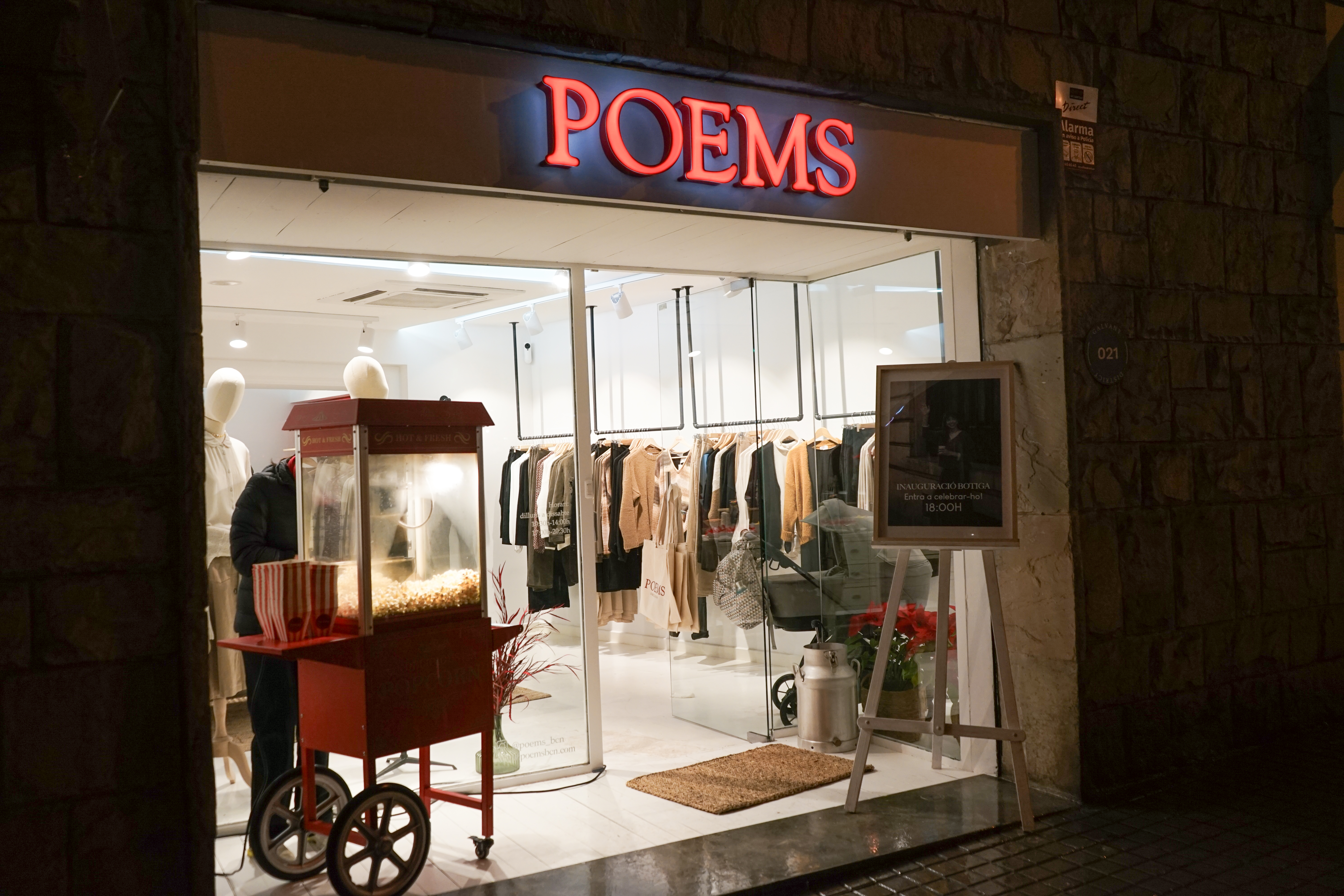 POEMS obre la seva primera botiga