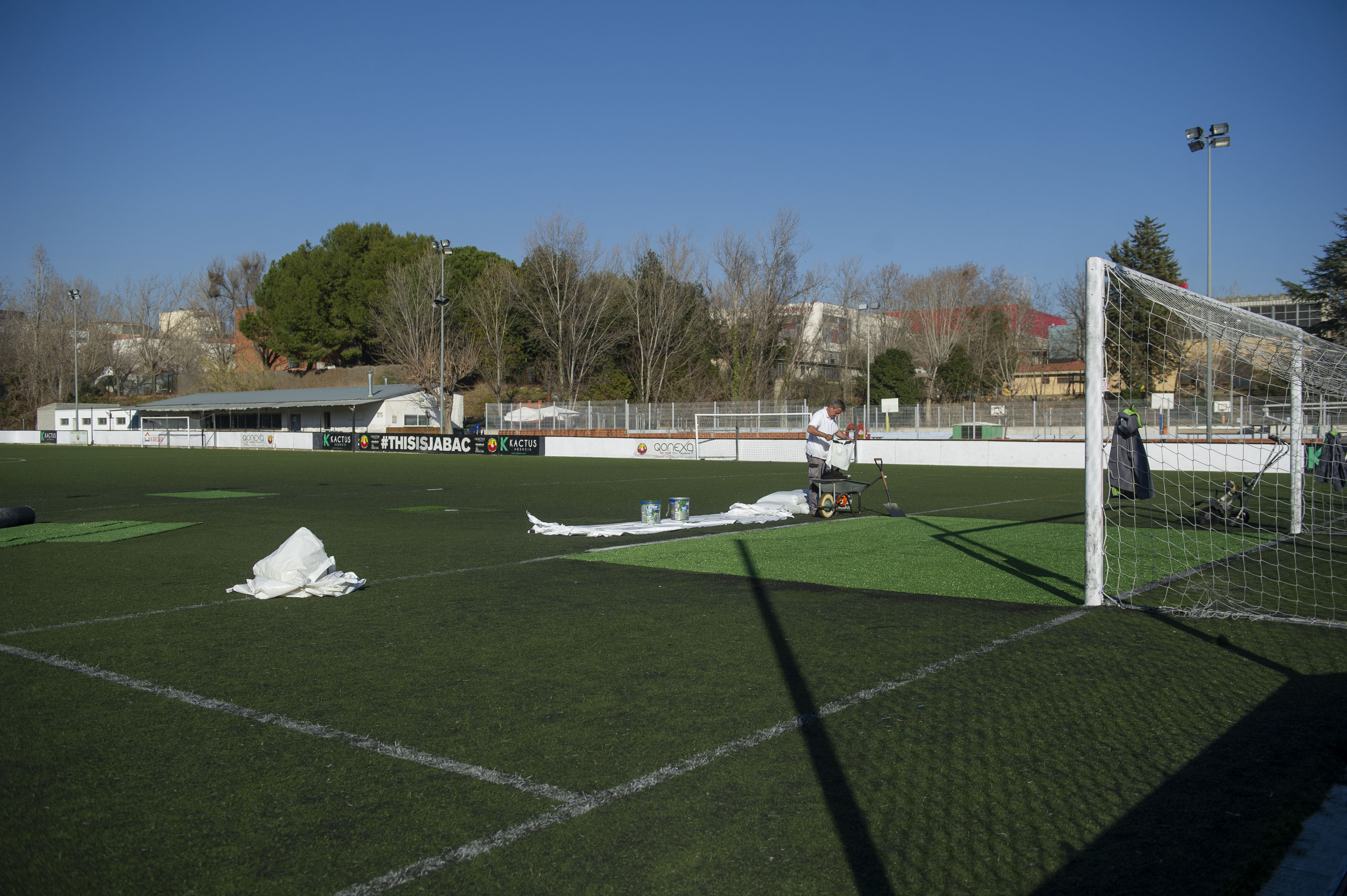 Reparació de la gespa artificial al camp del Jabac