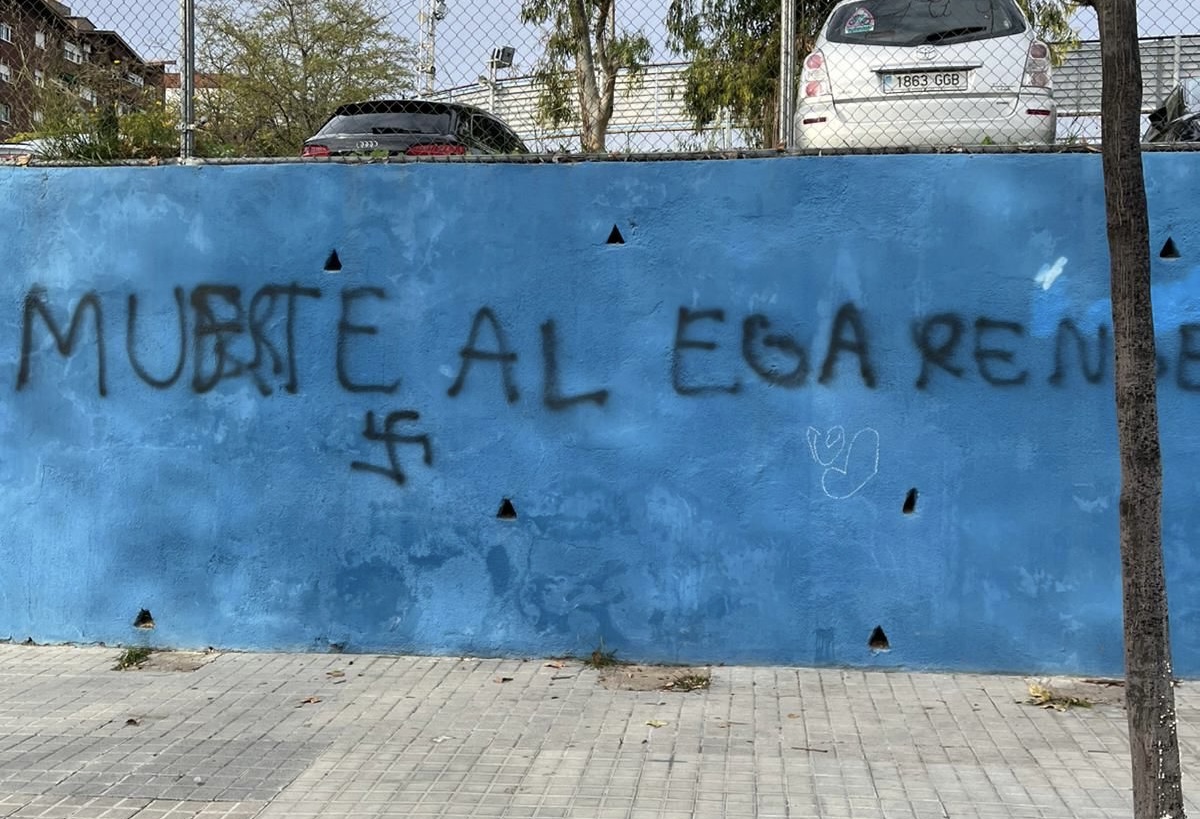 Les penyes del Sabadell denuncien pintades amb simbologia nazi a la Nova Creu Alta