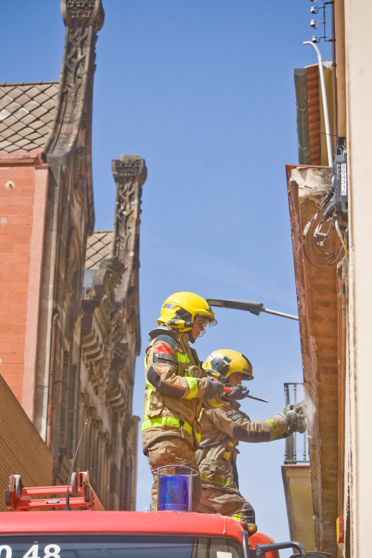 Acció dels bombers a Terrassa per tres balcons en mal estat
