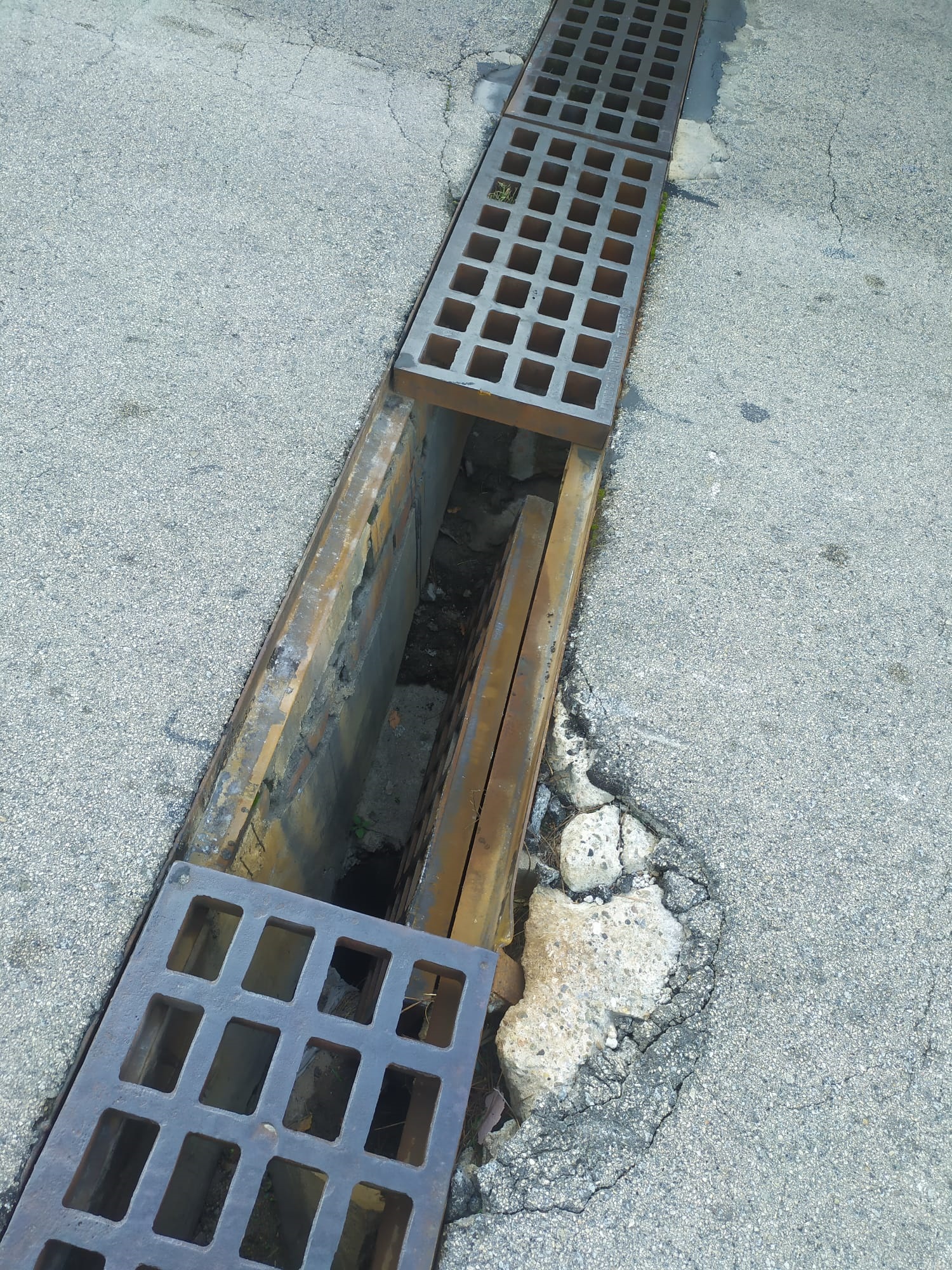 Reparen un tram perillós de calçada a Terrassa