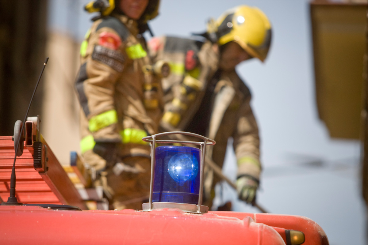 Una branca cau damunt de dos vehicles a Terrassa