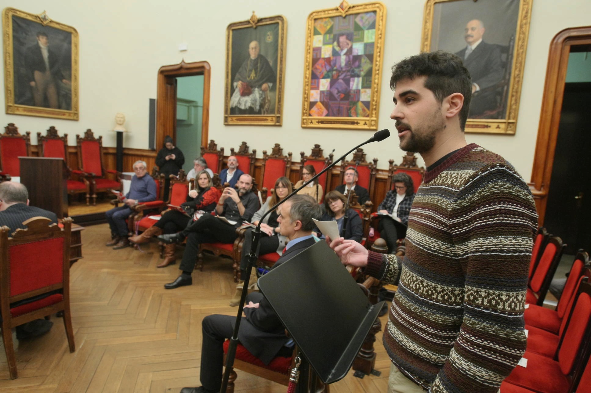El ple aprova retirar els honors i reconeixements franquistes