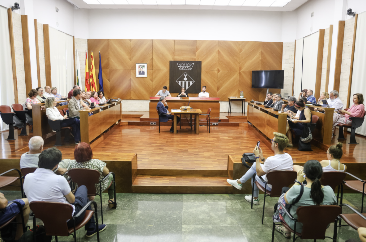 Estiren les orelles al Govern al ple municipal per 215 euros en viatges oficials