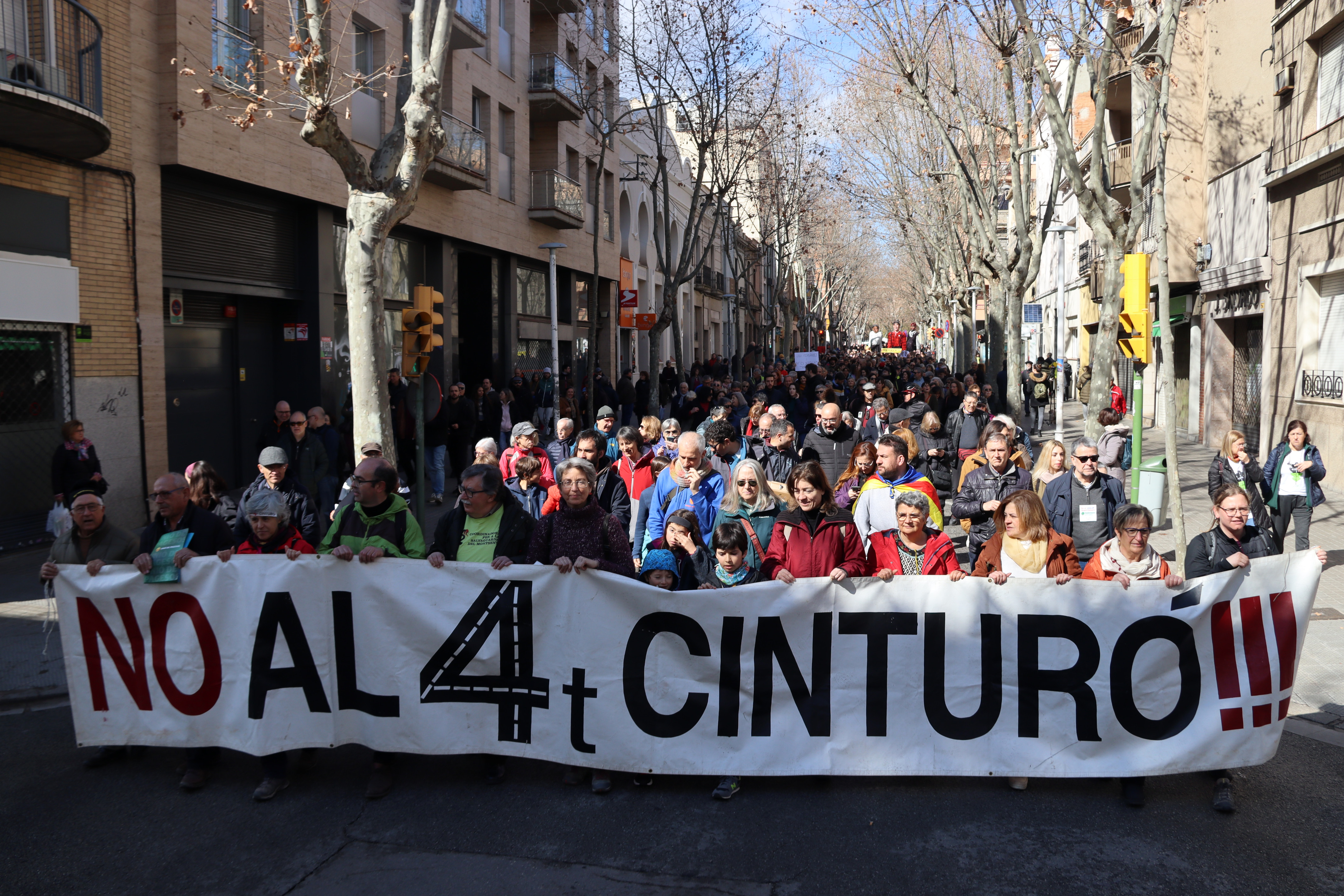 Prop de 4.000 persones es manifesten contra el Quart Cinturó