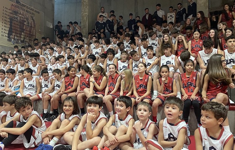 El CE Sant Nicolau es vesteix de llarg en el Màgic Lau