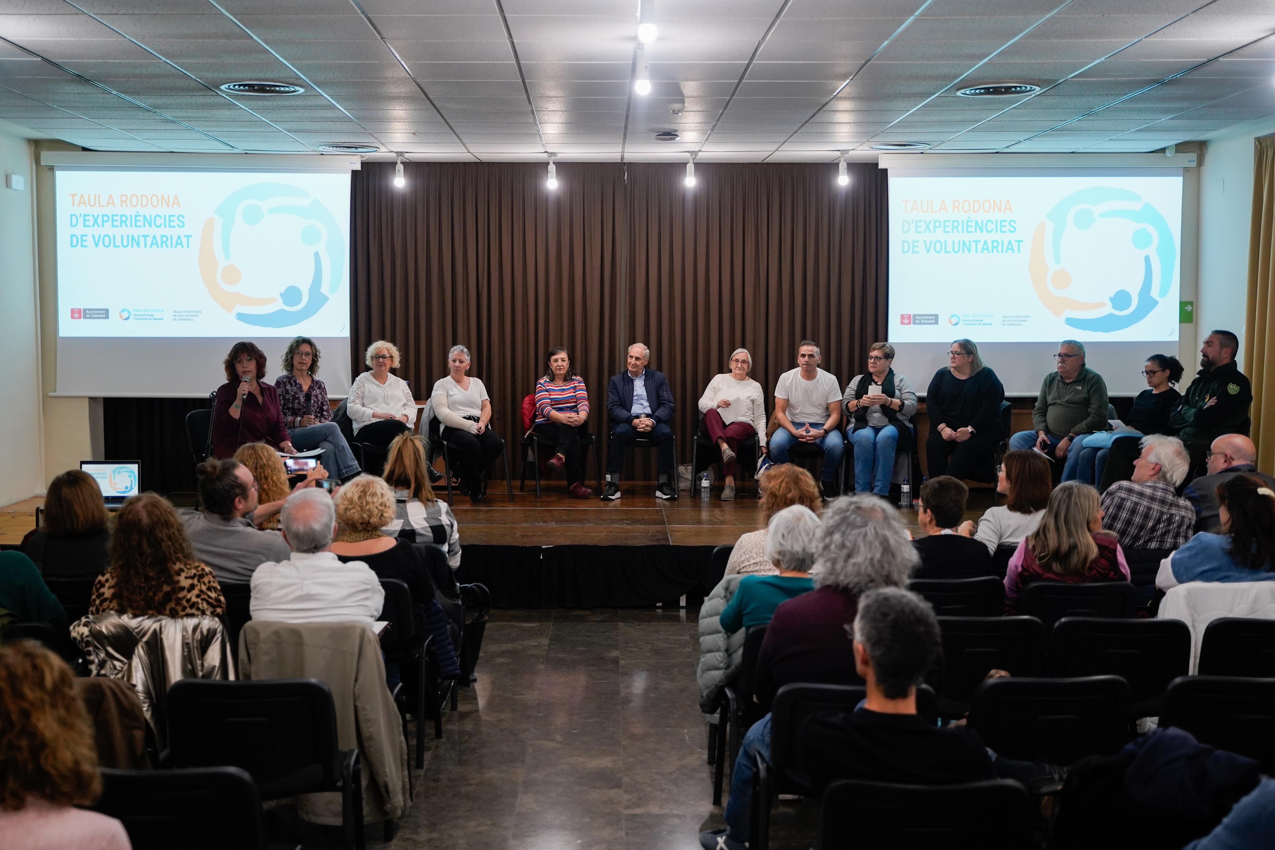 Dotze voluntaris posen en comú experiències al Casal Pere Quart