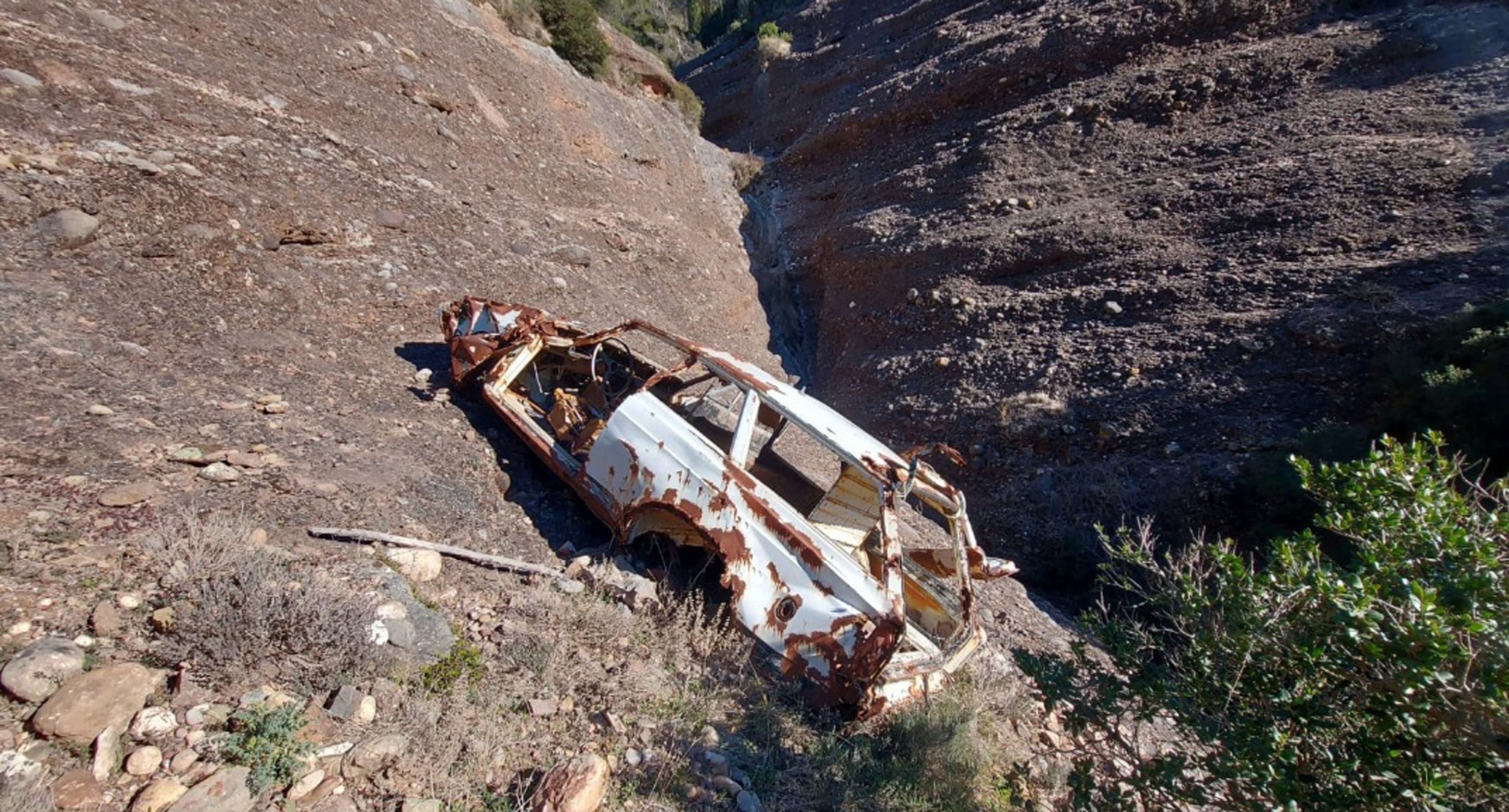 Troben un cotxe abandonat en ple Parc Natural