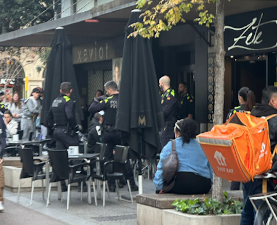 Persecució al Passeig: roba un mòbil amb patinet, acaba a terra i se l'emporten detingut