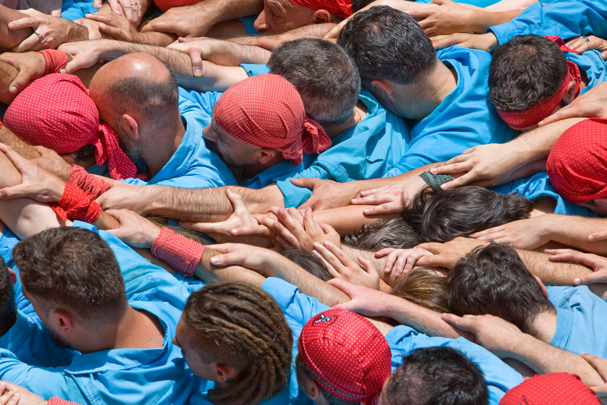 Els Castellers de Terrassa fan pinya per sensibilitzar sobre el sensellarisme