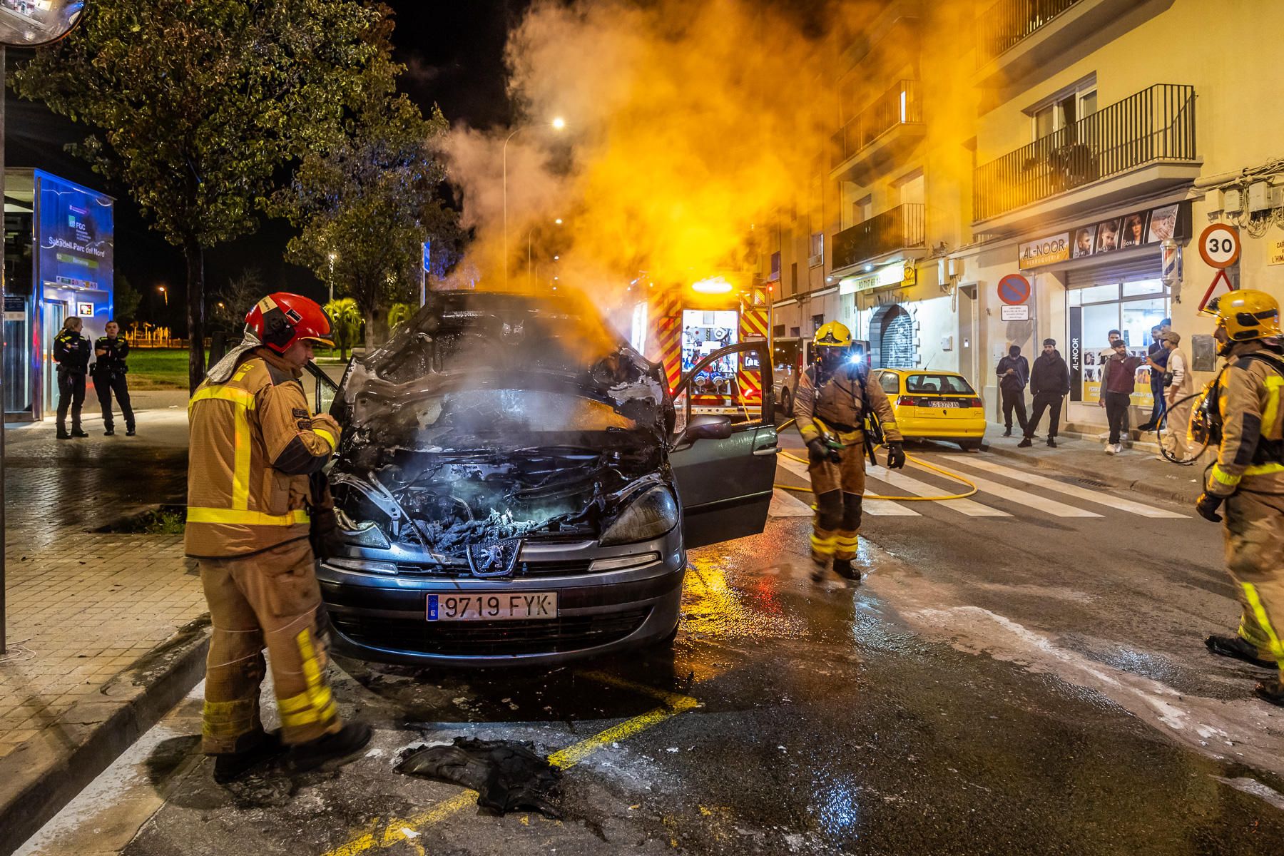 FOTOS | Crema un cotxe al mig del carrer a Sabadell