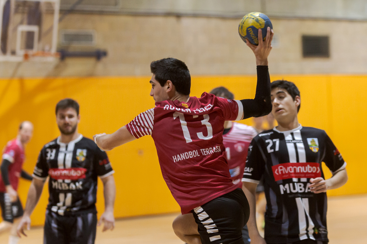 L'Handbol Terrassa tuteja el BM La Roca, però cau per 32 a 29