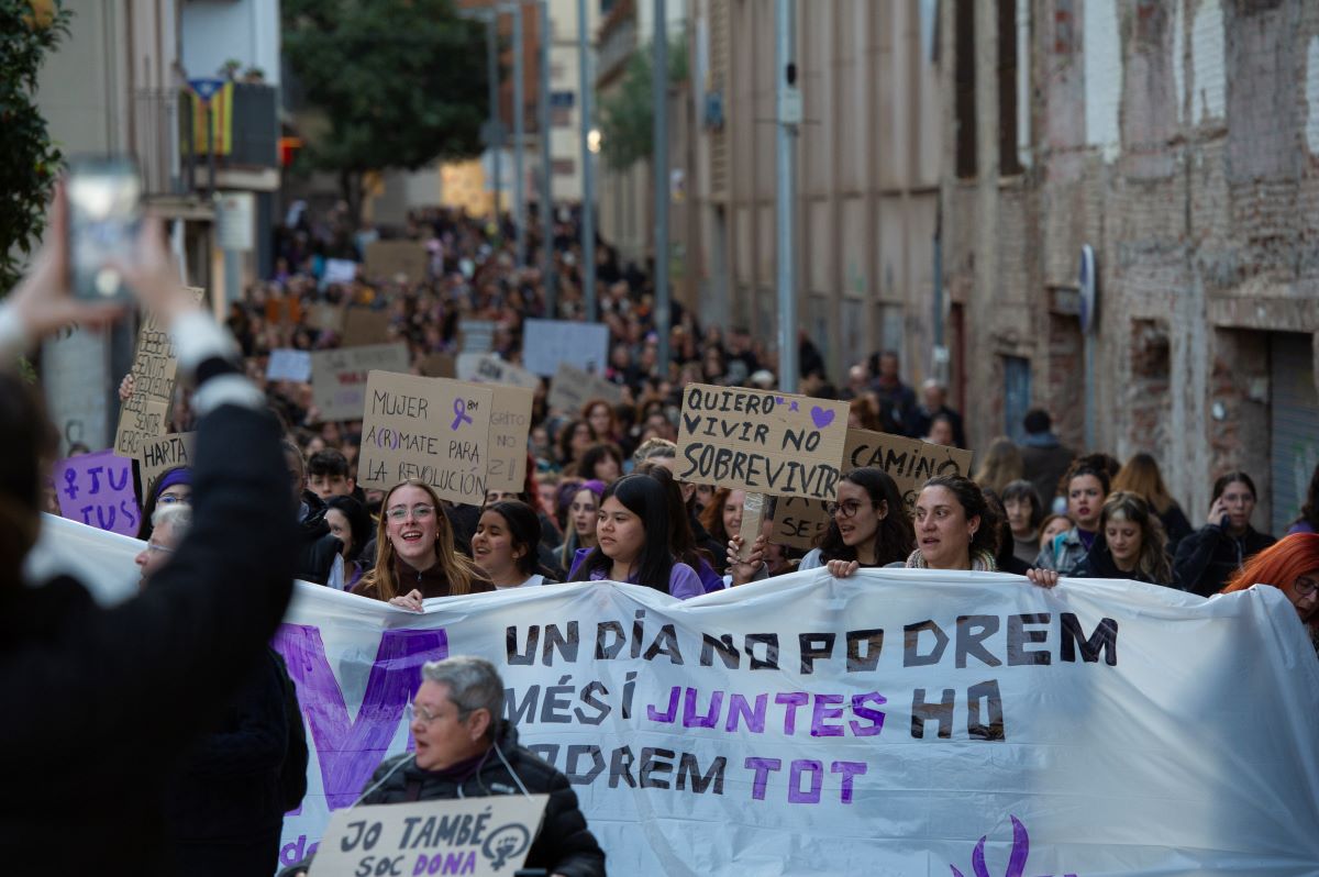 Centenars de feministes recorren Terrassa en el 8M alternatiu