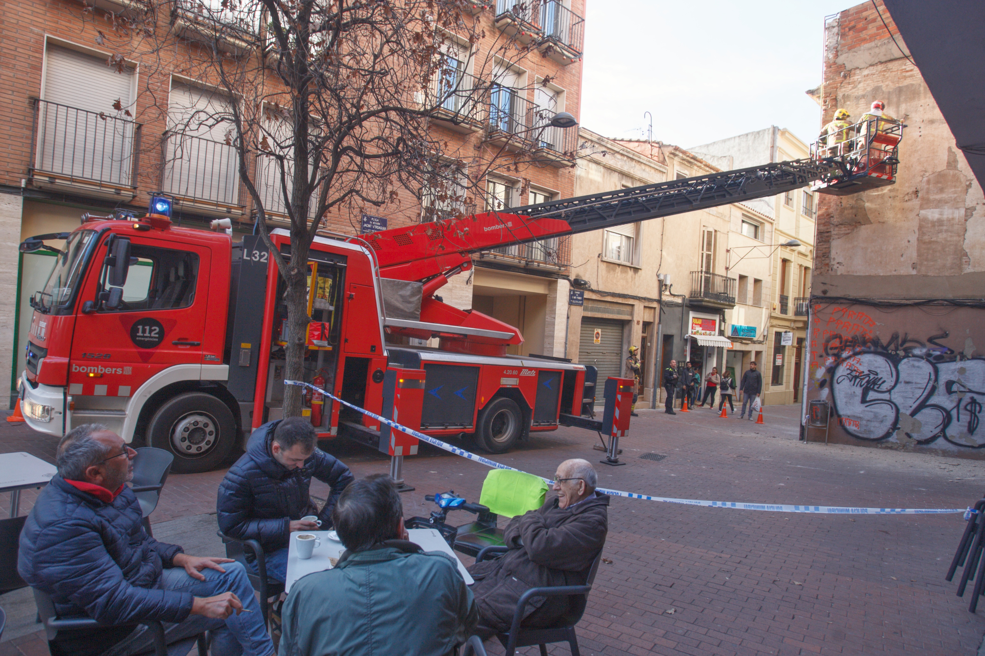 Els bombers sanegen una façana al Camí Fondo de Terrassa