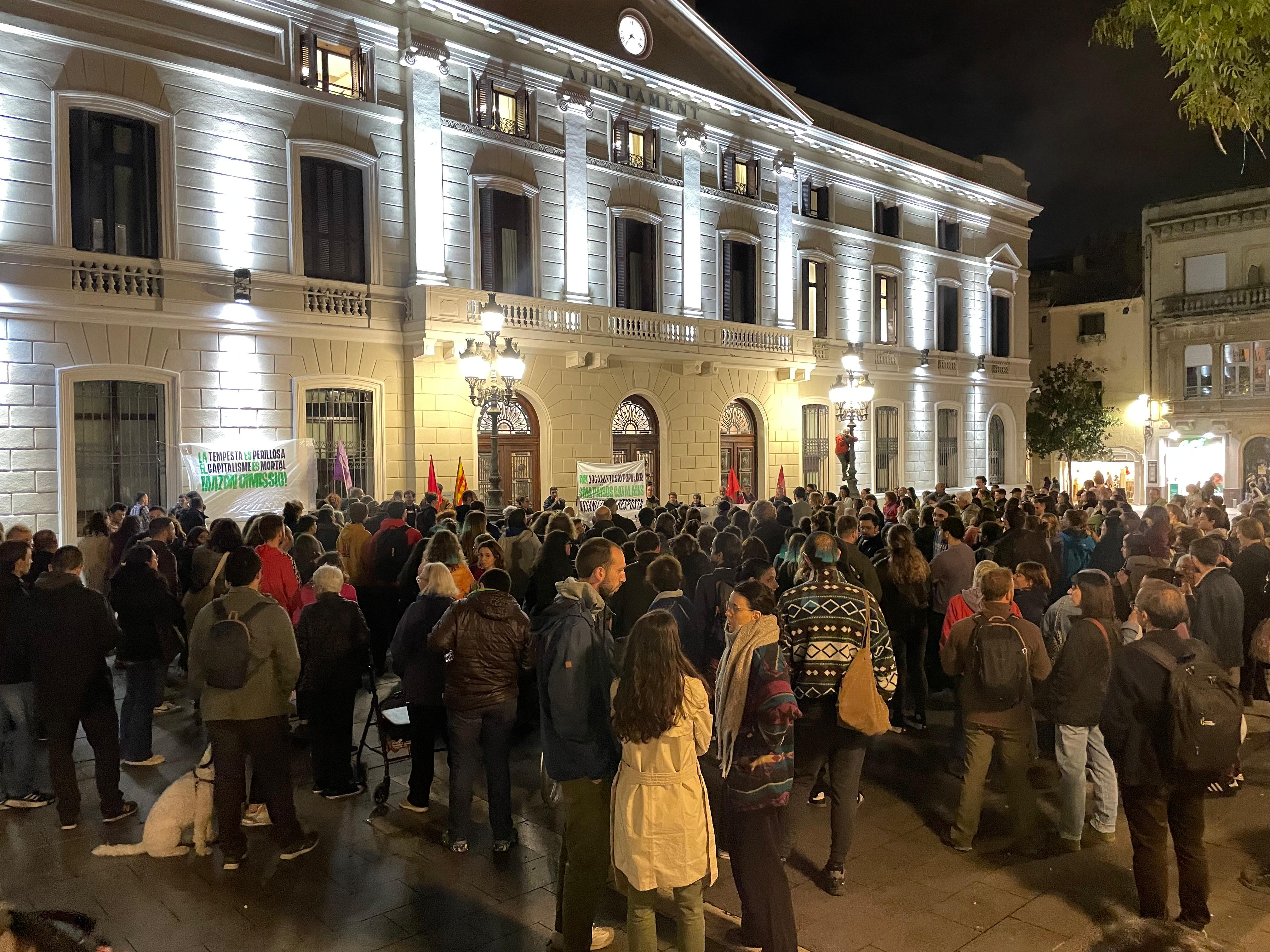 Manifestació a l'Ajuntament per condemnar la gestió de la DANA