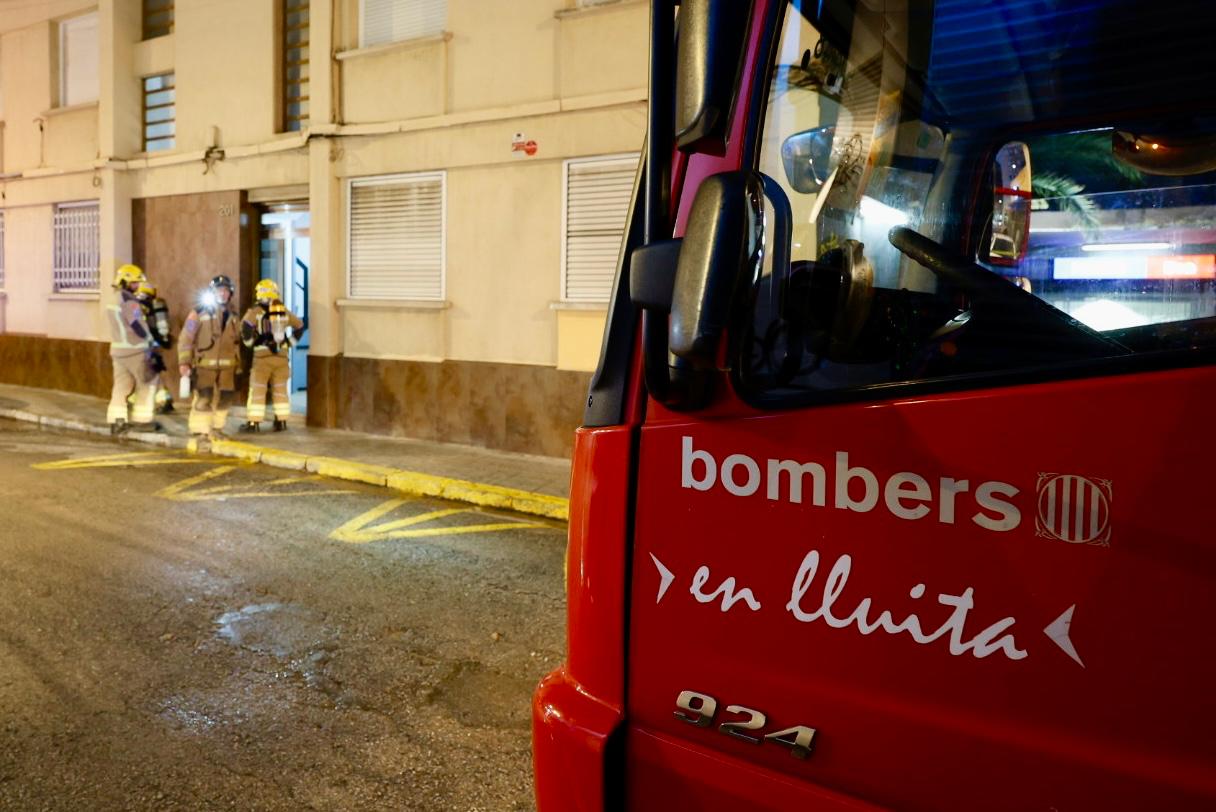 Desplegament de Bombers per una forta pudor de gas a Sabadell