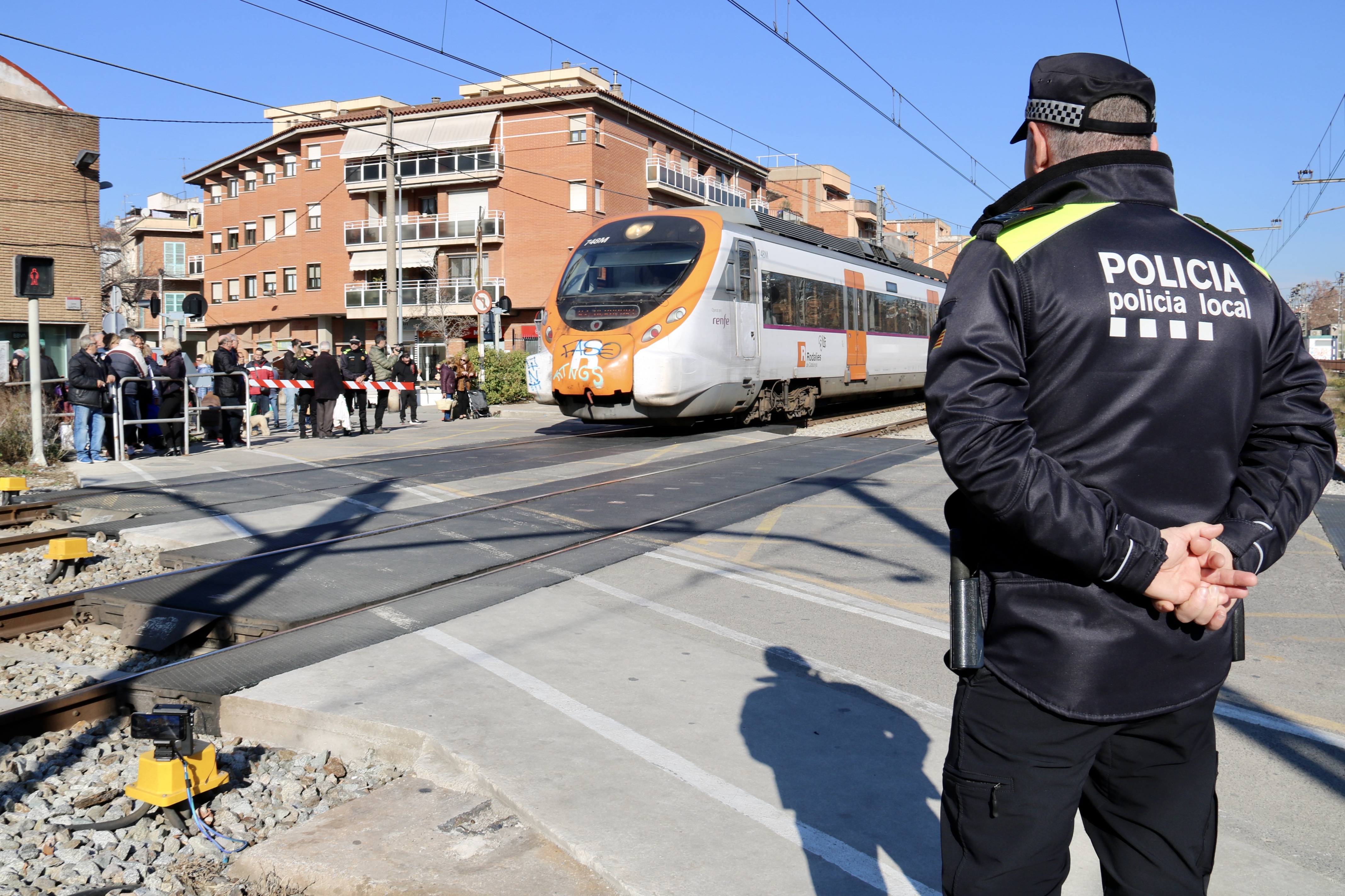 Adif estudia la construcció de passos superiors per creuar les vies a Montcada