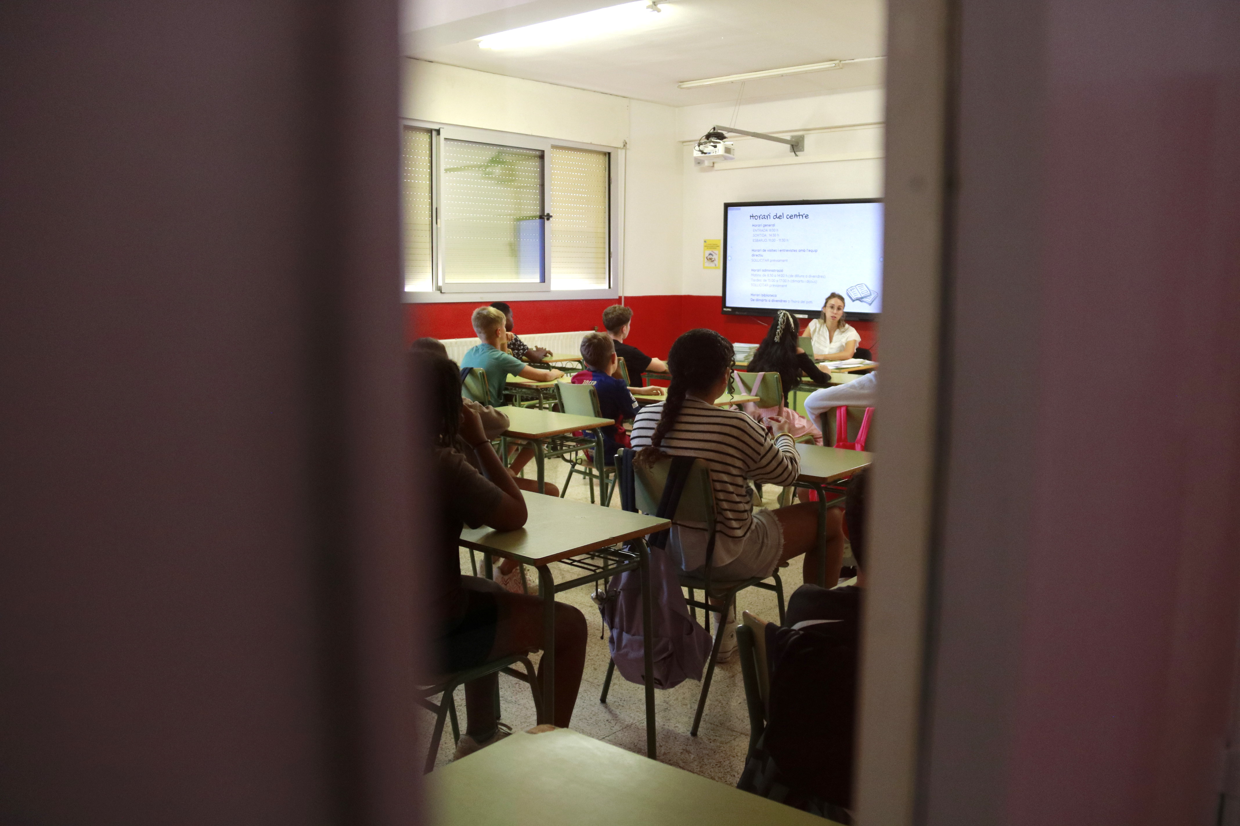 Li adjudiquen una escola a hora i mitja malgrat al·legar problemes de mobilitat
