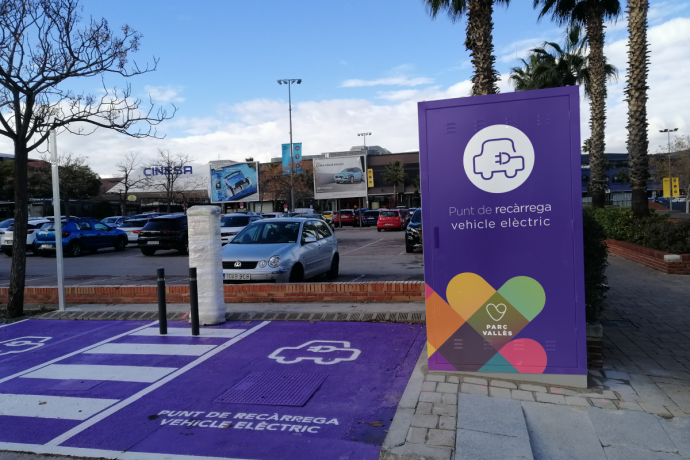 Parc Vallès estrena deu punts de recàrrega de vehicles elèctrics