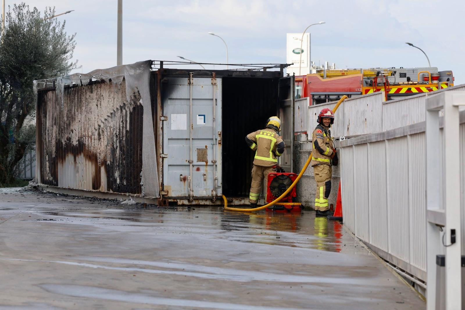 FOTOS | Aparatós incendi d'un contenidor marítim a l'entrada de Sabadell