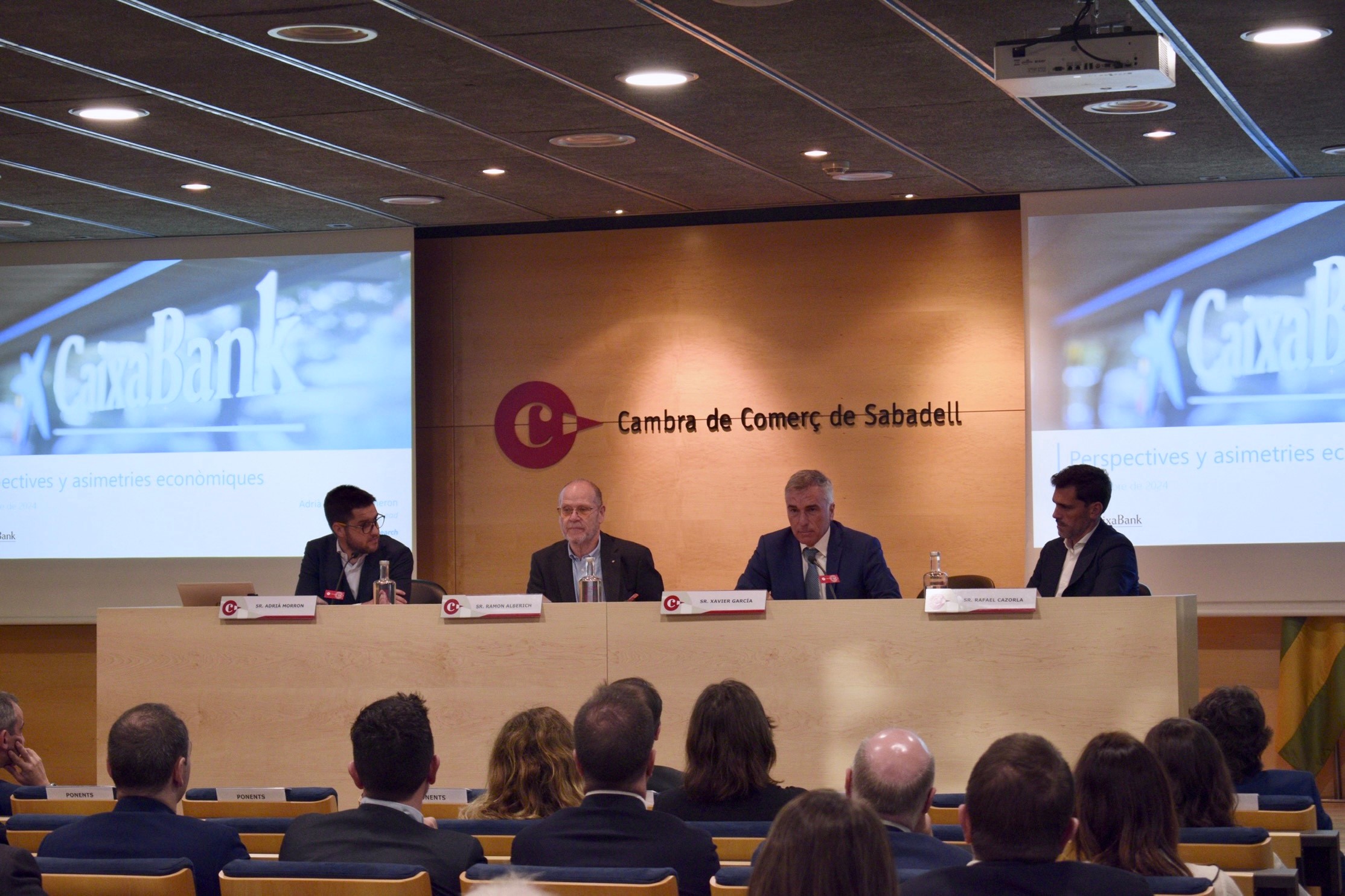 CaixaBank i la Cambra reuneixen un centenar llarg d'empresaris per parlar de perspectives i riscos financers