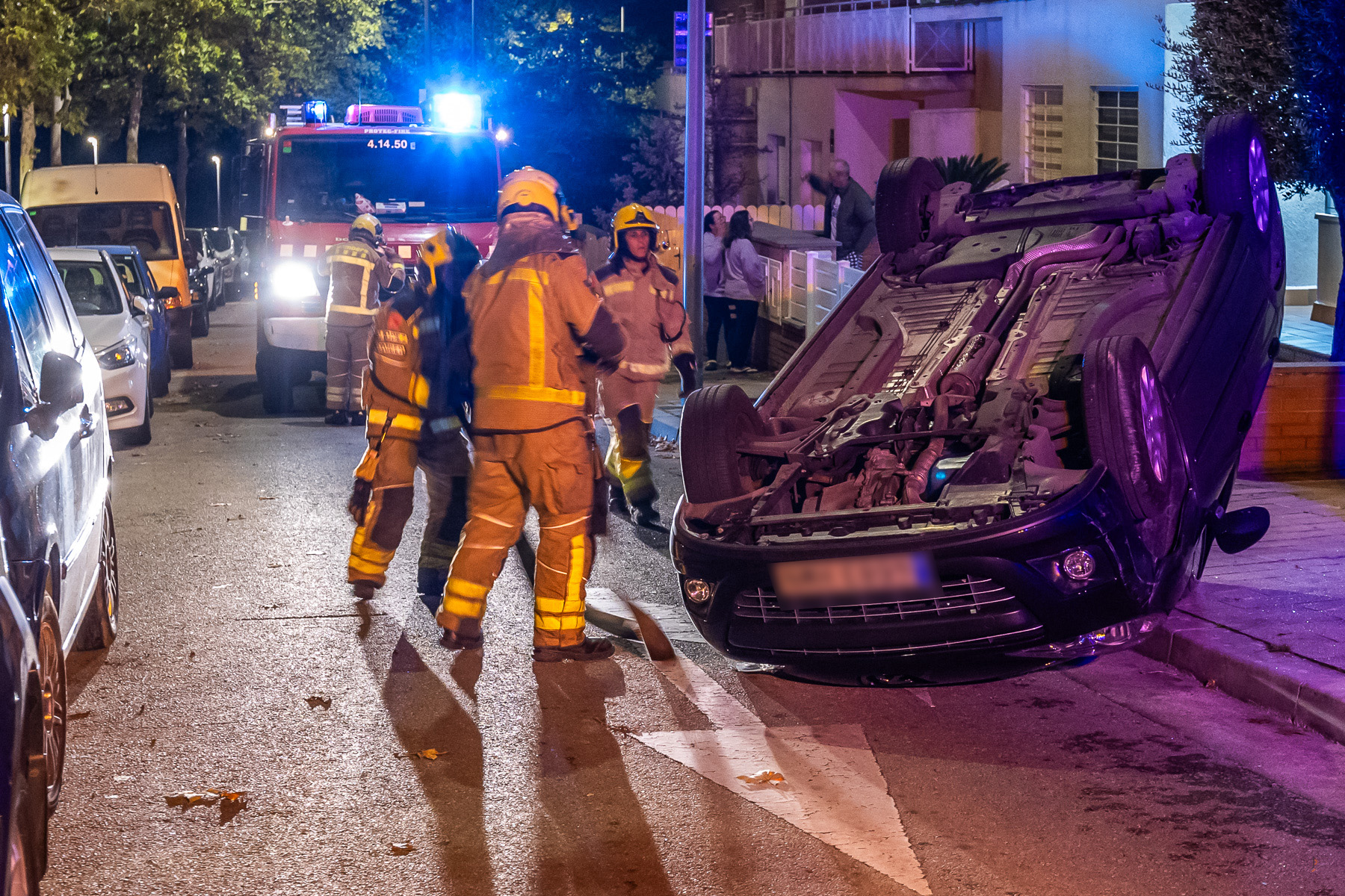 FOTOS | Aparatós accident amb un cotxe bolcat a Sabadell