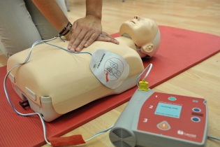 El factor que augmenta les probabilitats de sobreviure a una mort sobtada, segons un estudi del SEM