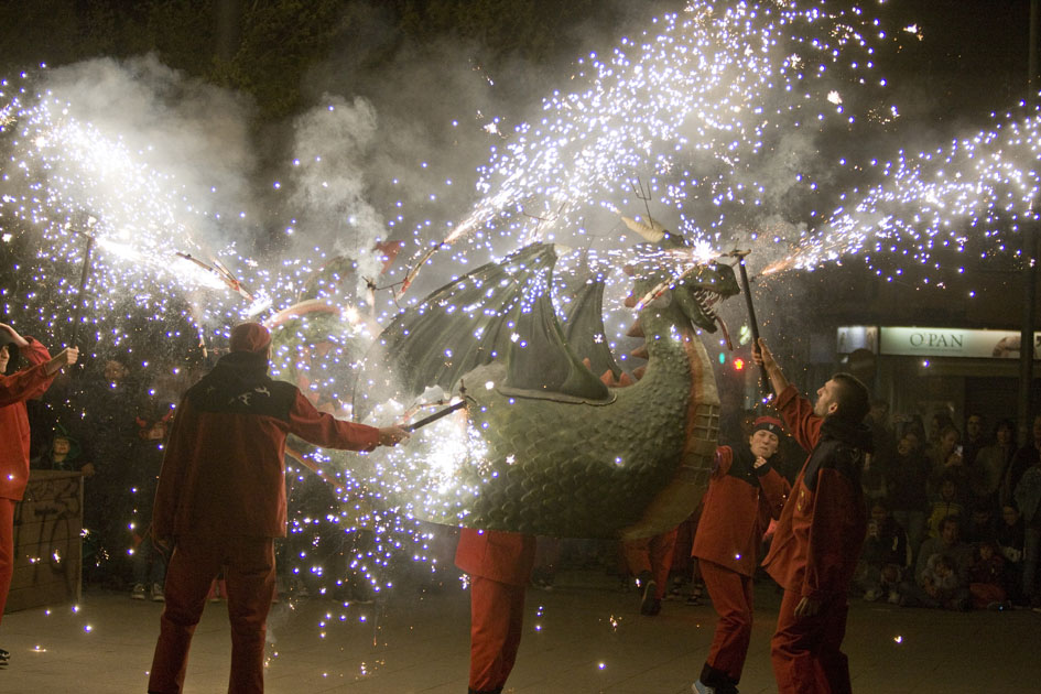 Drac Baluk Astharot fa festa a la plaça del Progrés
