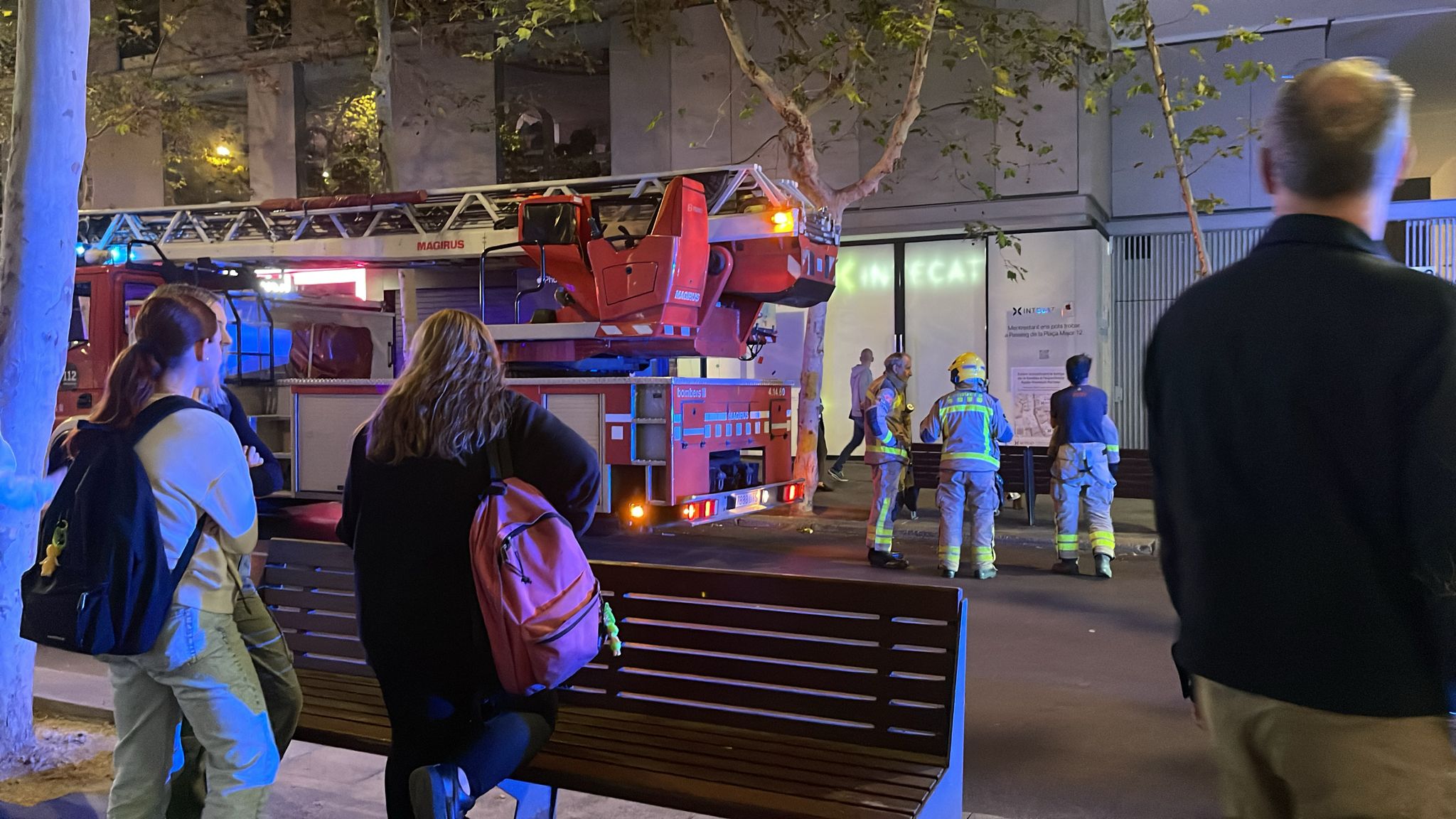 Ensurt per una alarma disparada de nit en un establiment de la Rambla