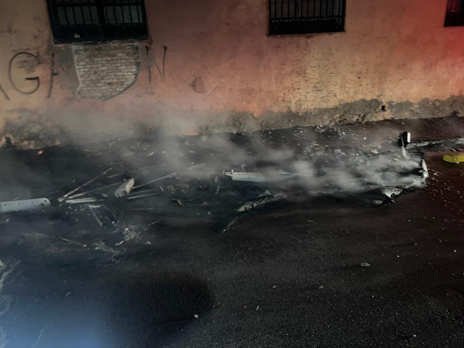Crema de contenidors de matinada en quatre punts de Sabadell