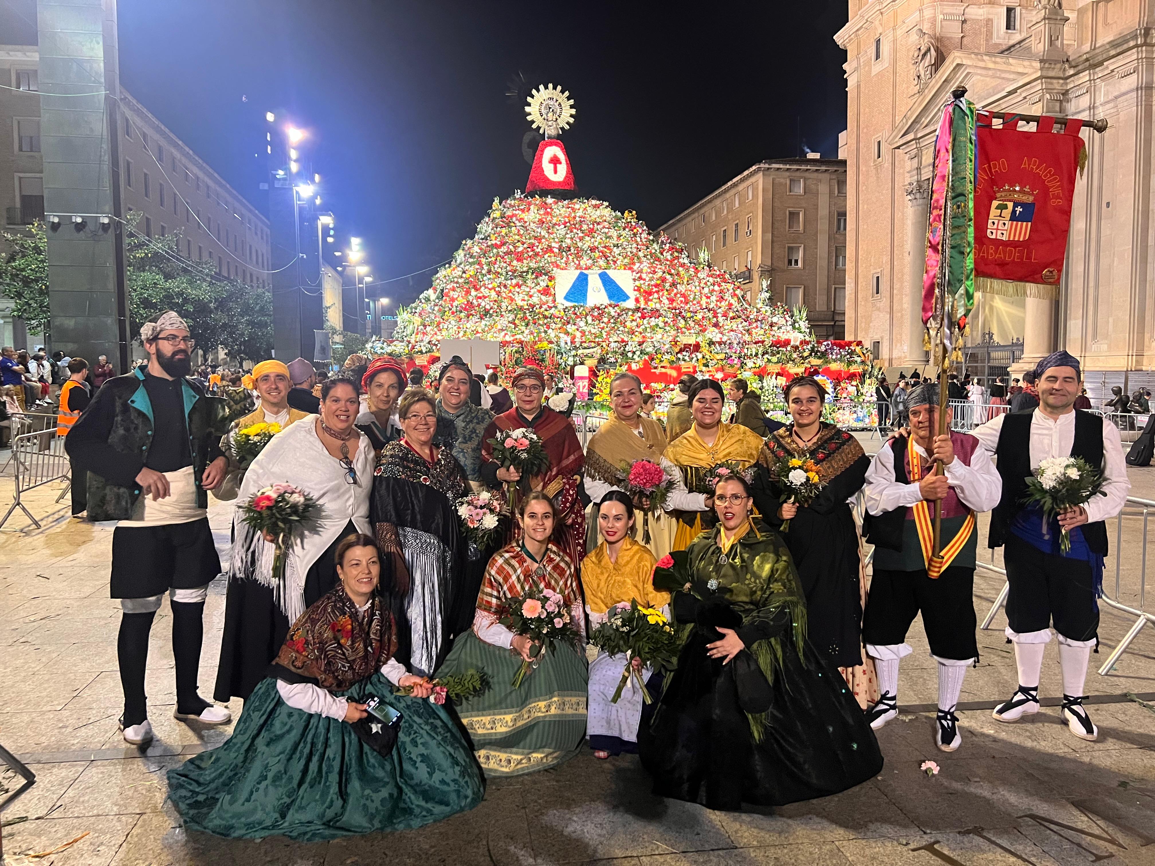 Membres del Centre Aragonès de Sabadell a l'ofrena floral a l'església del Pilar