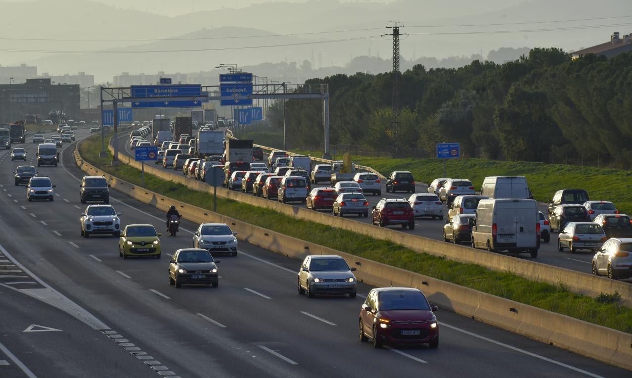 Mor un motorista en un xoc contra un camió a Sabadell