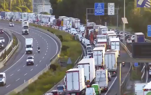 Un accident entre sis vehicles deixa cues quilomètriques a l'AP-7