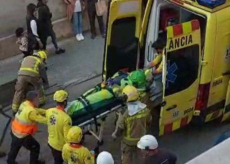 VÍDEOS | Els bombers rescaten un treballador ferit a Terrassa
