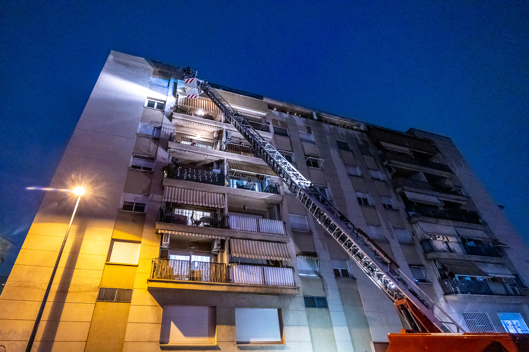 FOTOS | Ensurt per un despreniment en un balcó de Sabadell