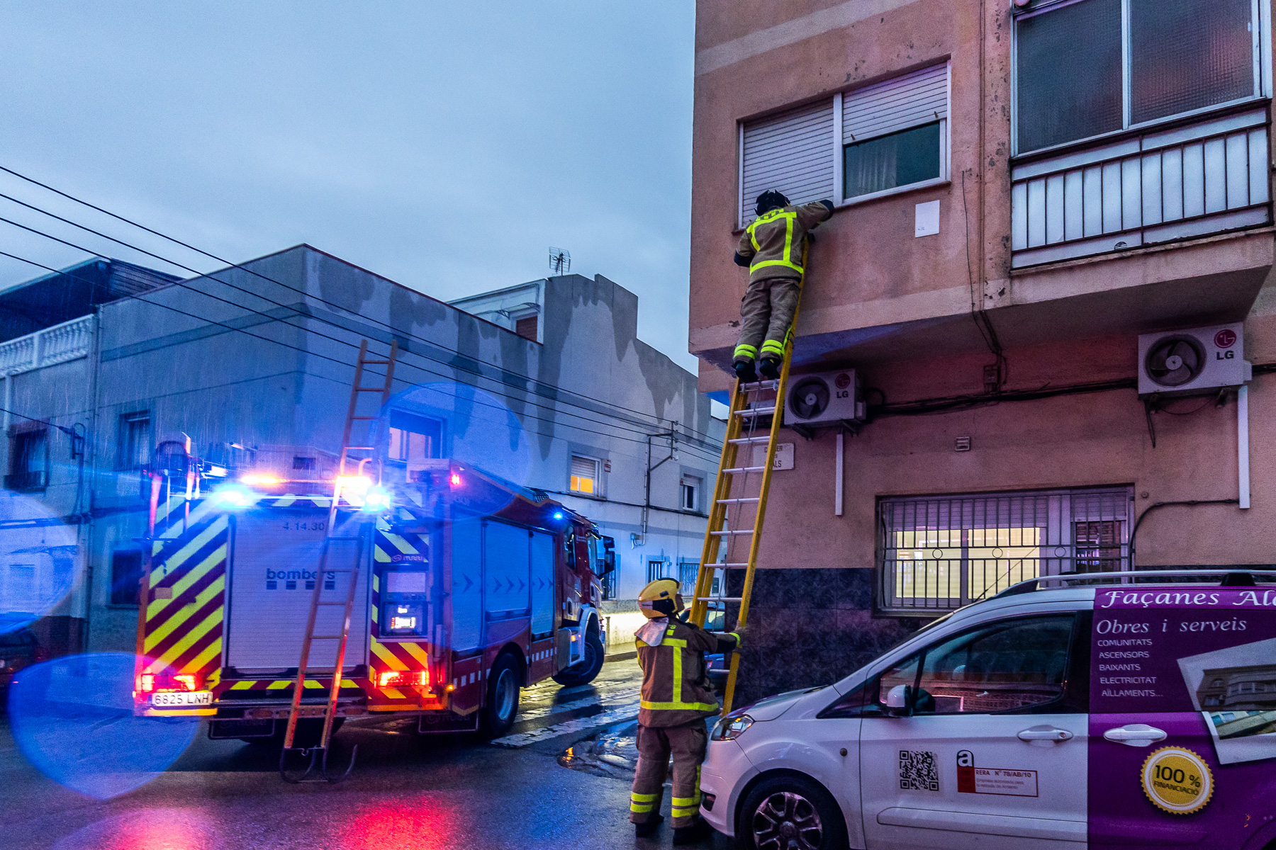 FOTOS | Els Bombers entren a un pis per una finestra per una forta olor de gas - 