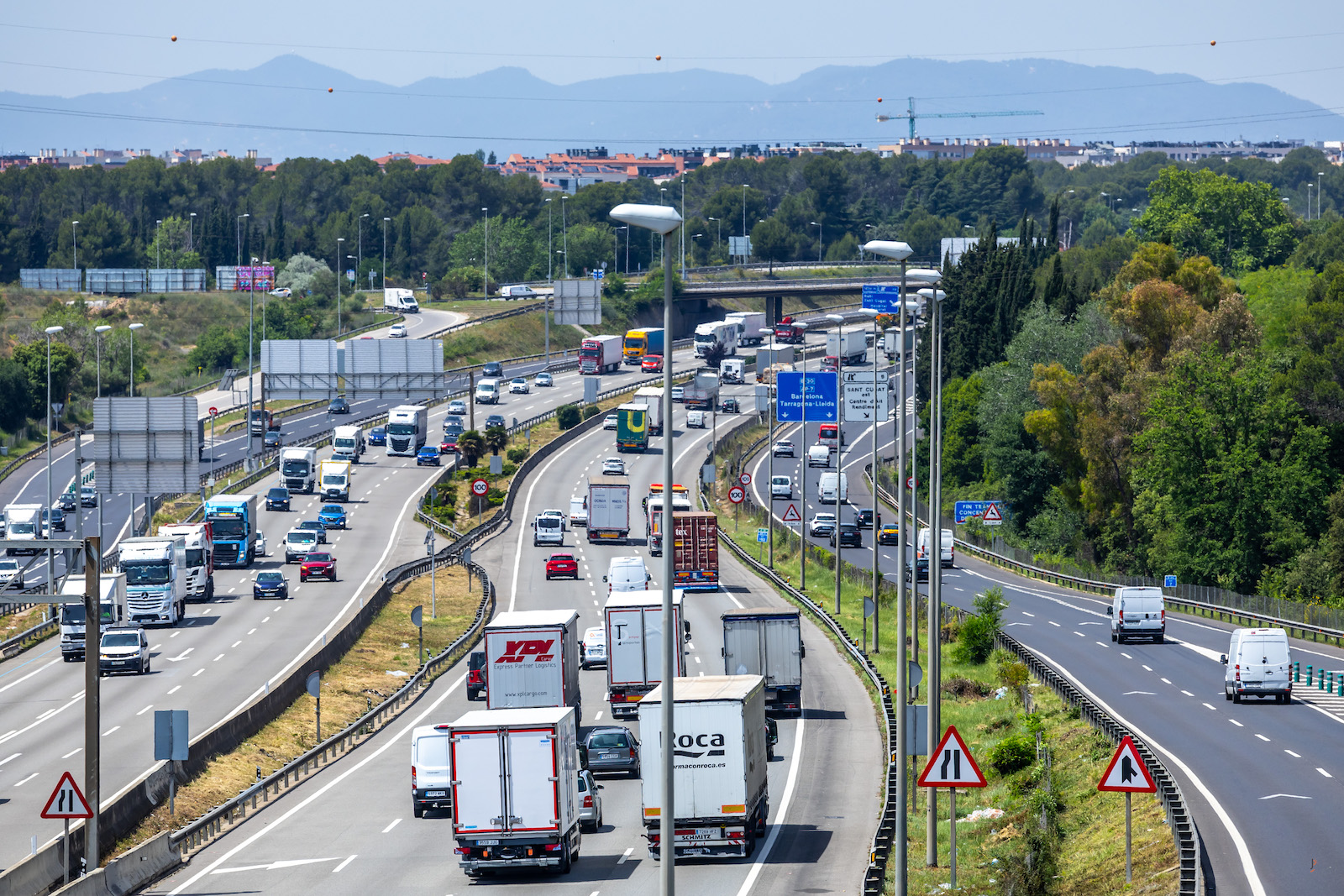 Oberts tots els carrils de l'AP-7 a Sant Cugat després de l’accident d’un camió