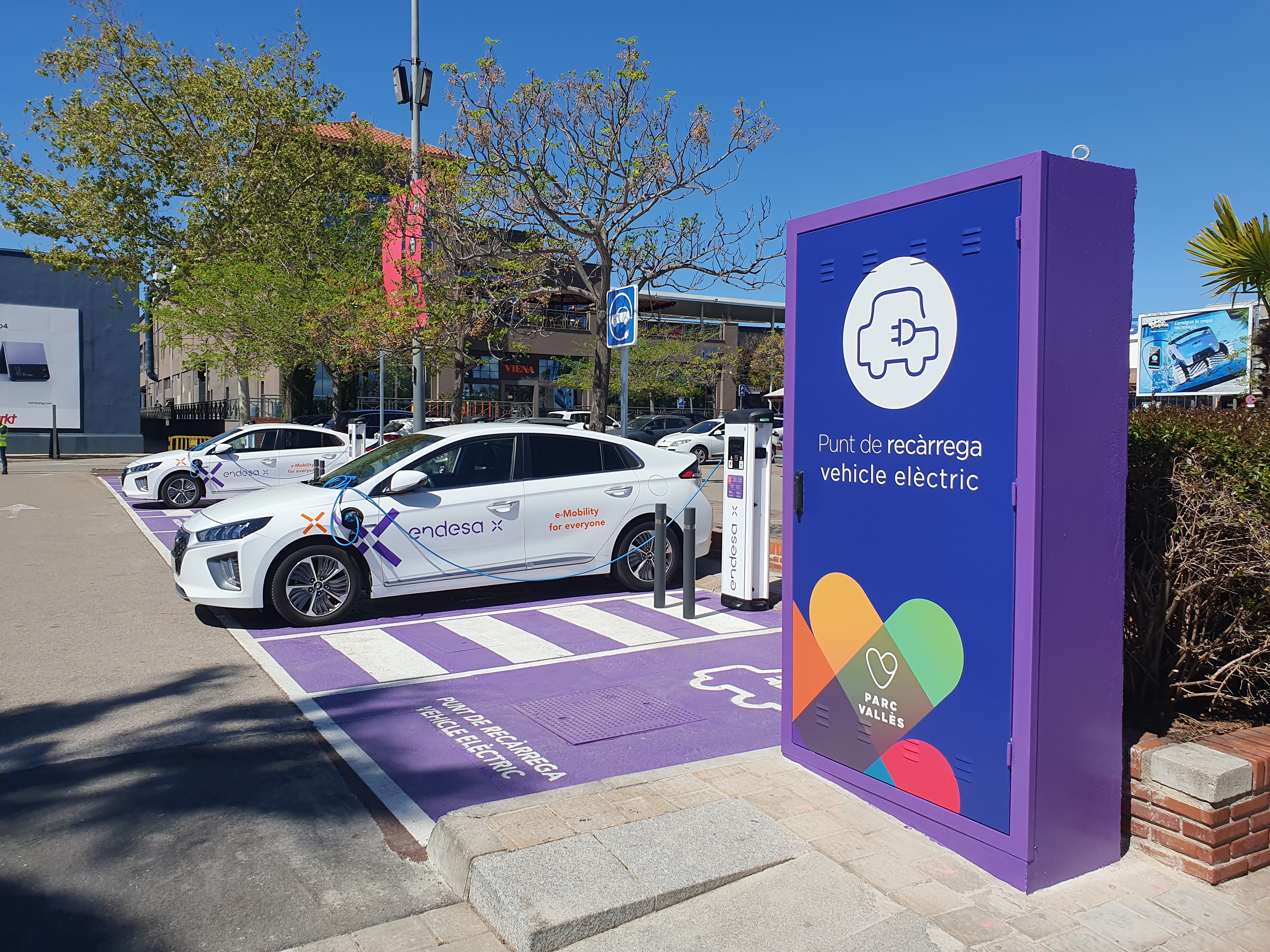 Parc Vallès instal·la deu punts de càrrega per a vehicles elèctrics