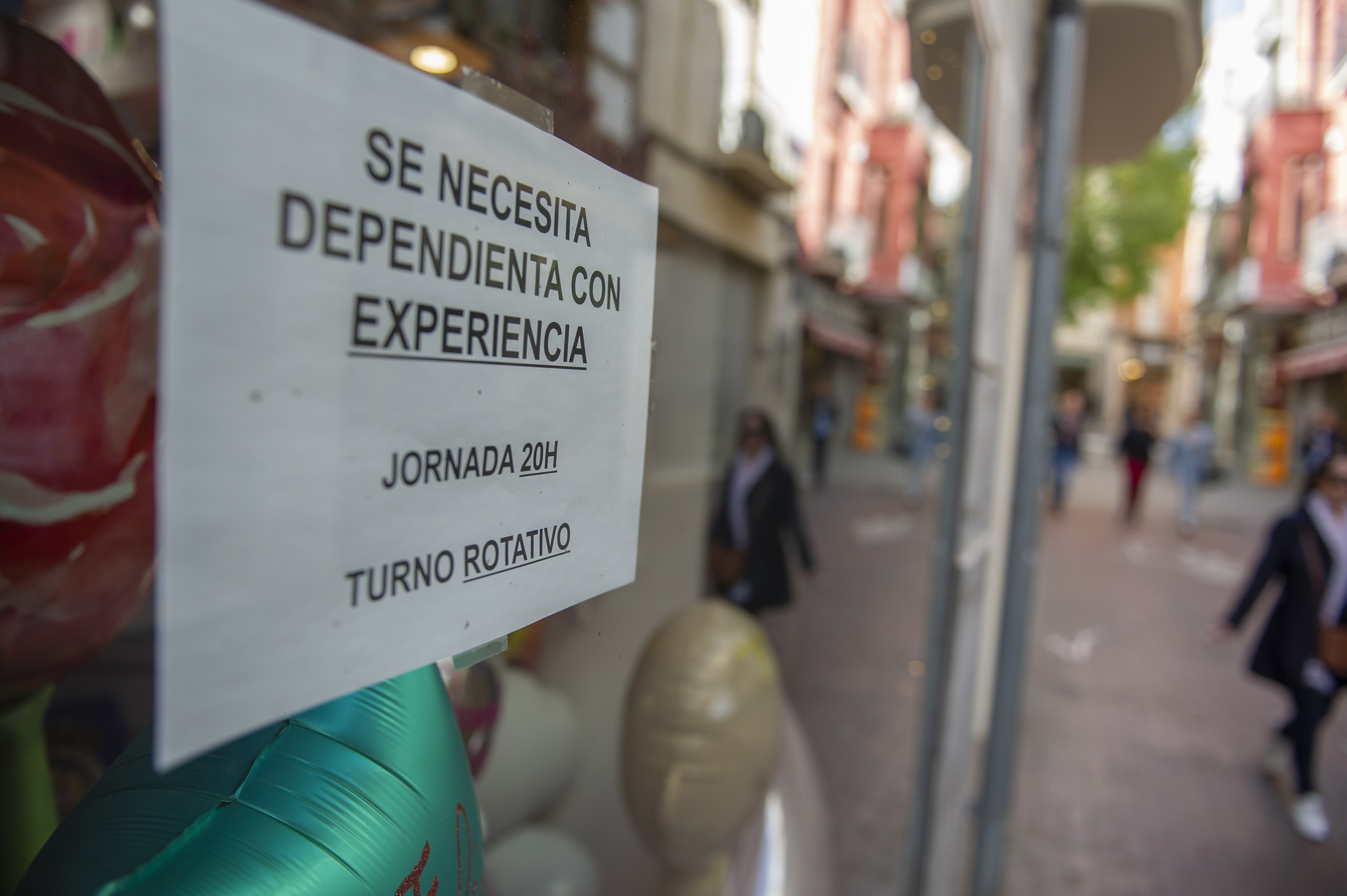 Es busca dependent/a: al comerç li costa trobar personal