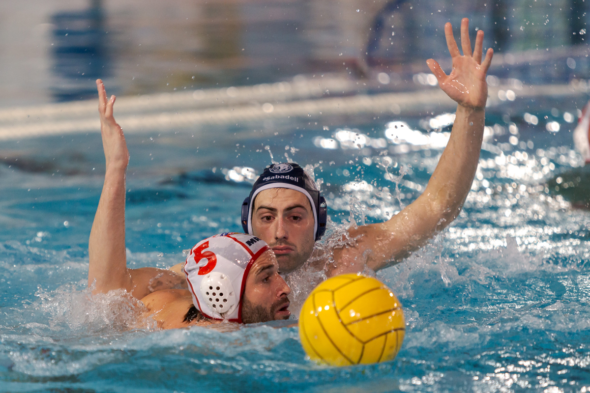 El CN Terrassa cau golejat al derbi de waterpolo