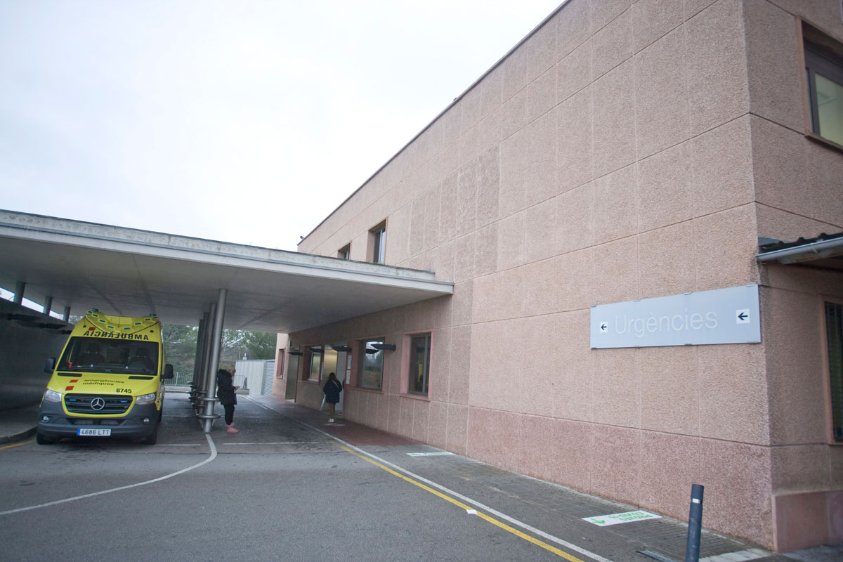 Un vehicle bolca a l'Hospital de Terrassa