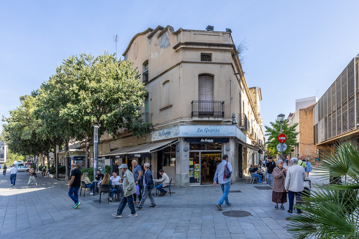 Intenten salvar la façana protegida de l'edifici La Granja